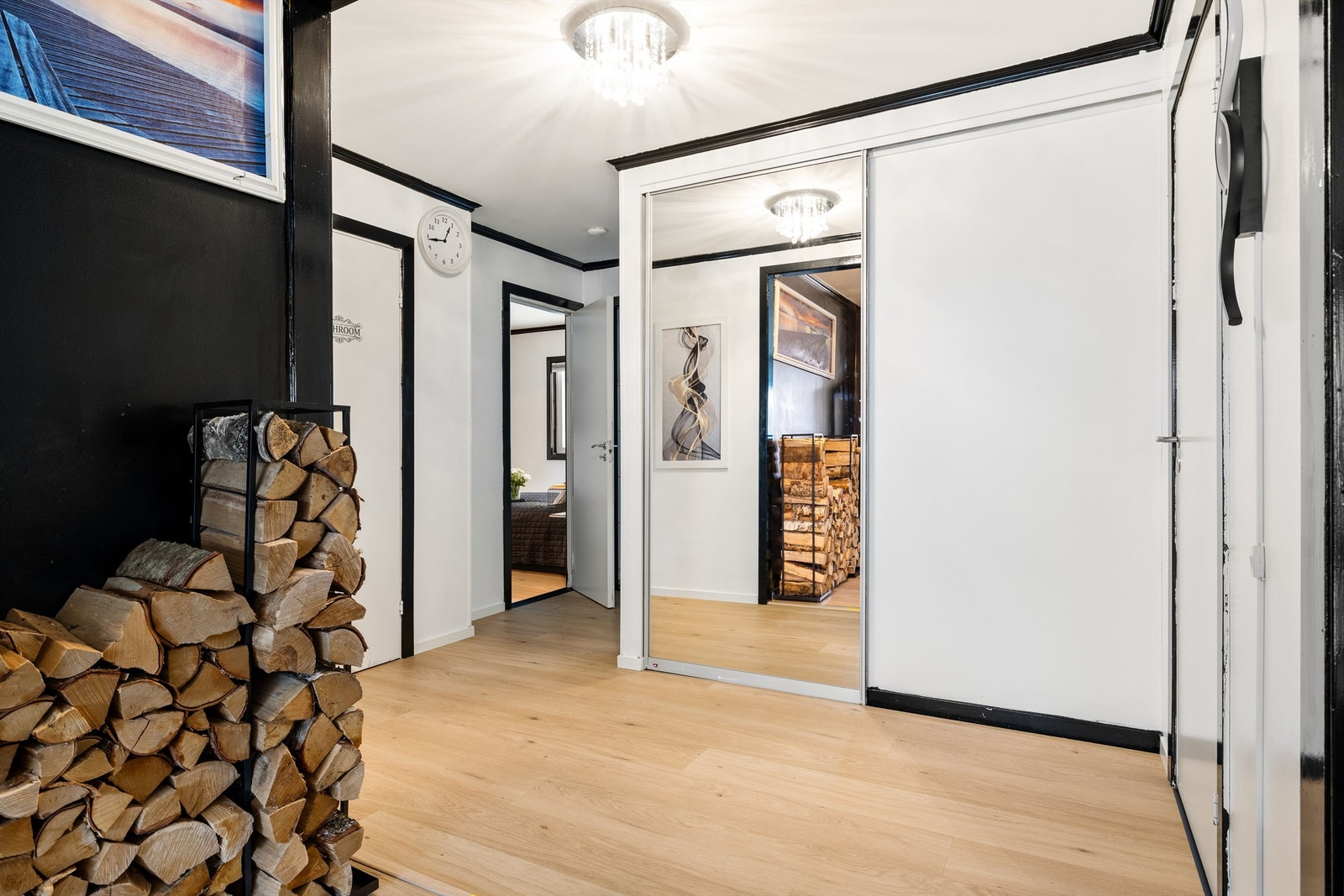 Gang med skyvedørsgarderobe Galleribilde