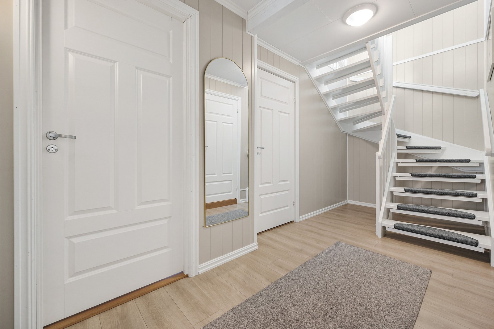 Hall med adkomst til soverom, bad og bod Galleribilde