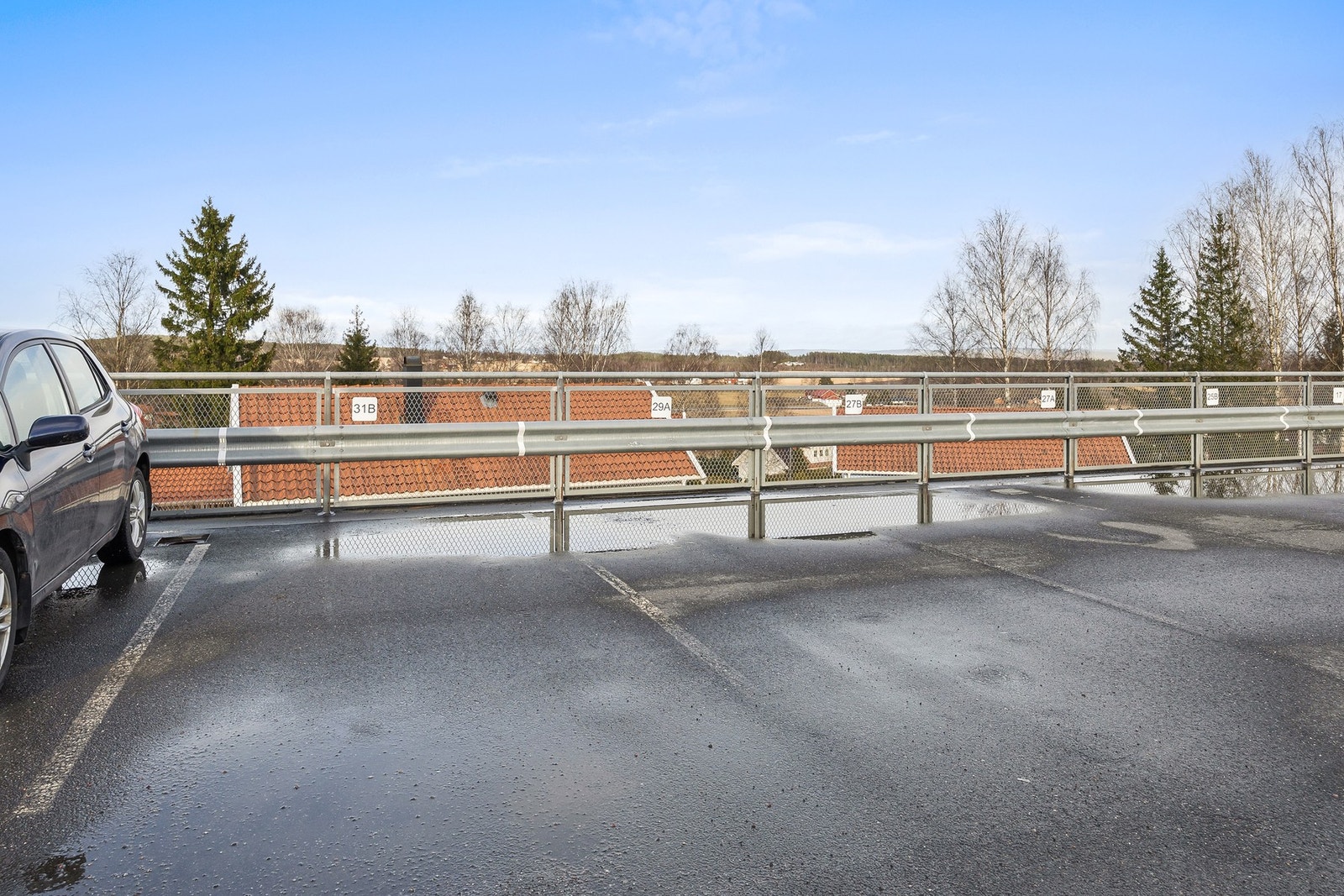 Det er et felles parkeringshus som ligger like ved Orionvegen 31B. Galleribilde