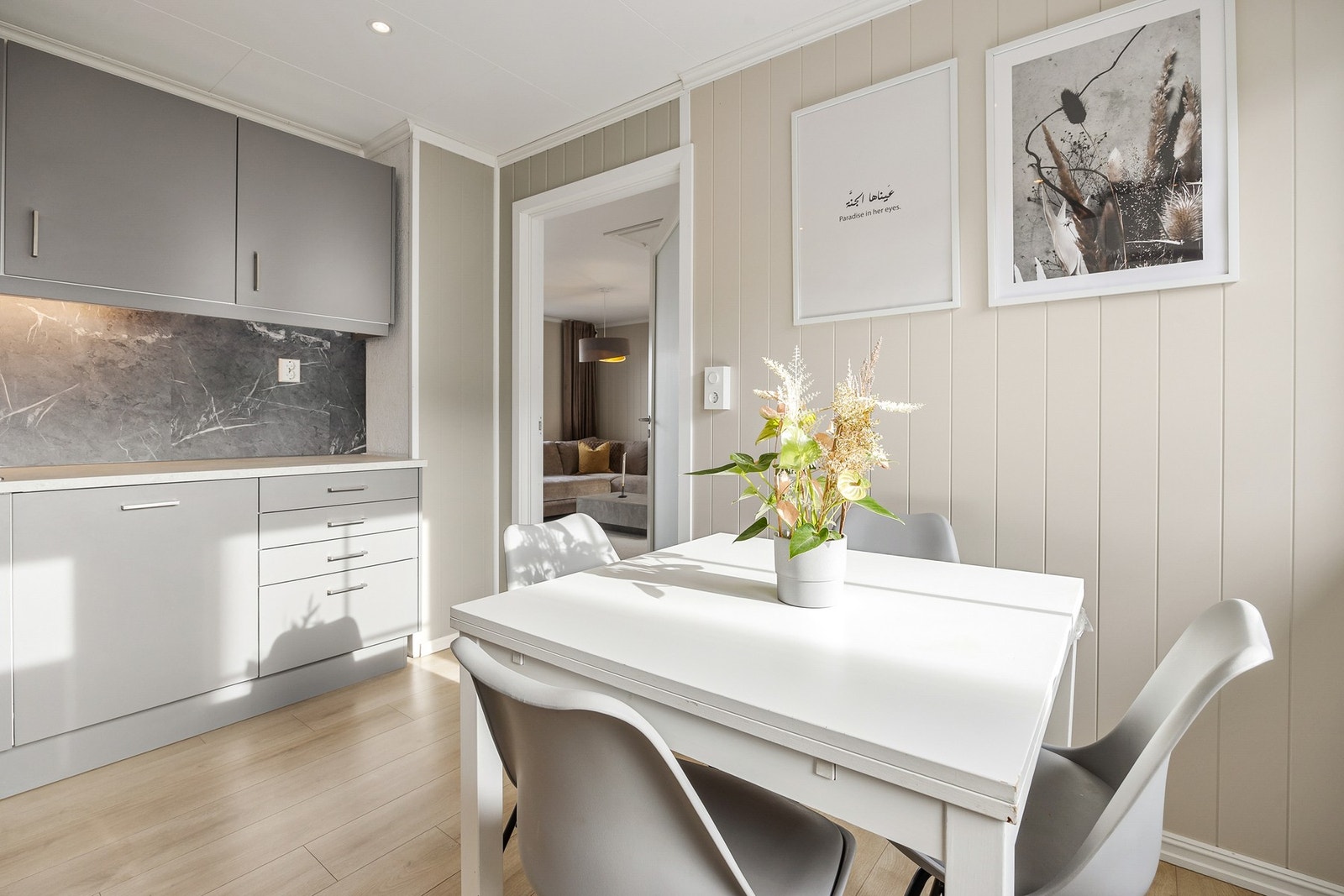 Nyere kjøkken med integrerte hvitevarer, backsplash i "marmor" og innredning fra... Galleribilde