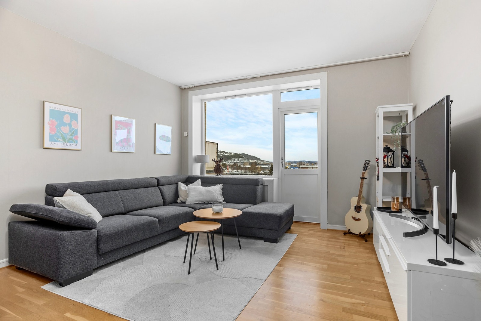 God plass for å møblere med sofaseksjon. Utgang til egen balkong. Galleribilde