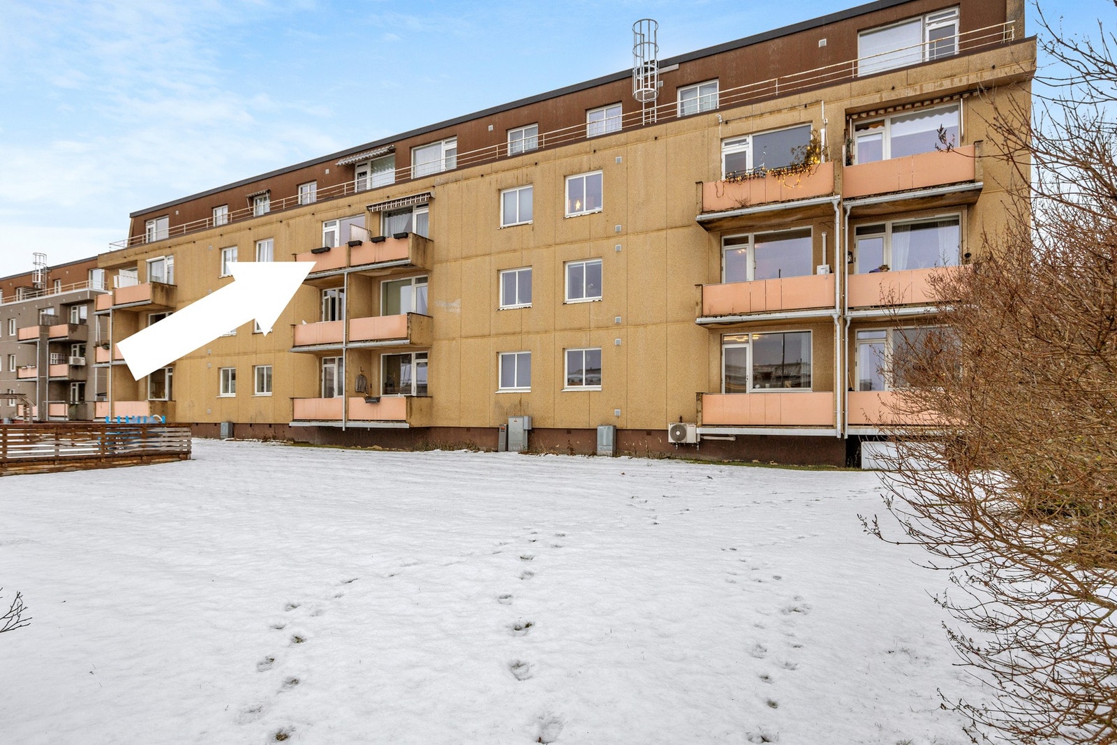 Leiligheten ligger i 3. etasje med egen balkong. Borettslaget renoverer for tiden fasader, bygger ut balkonger, mm. Galleribilde