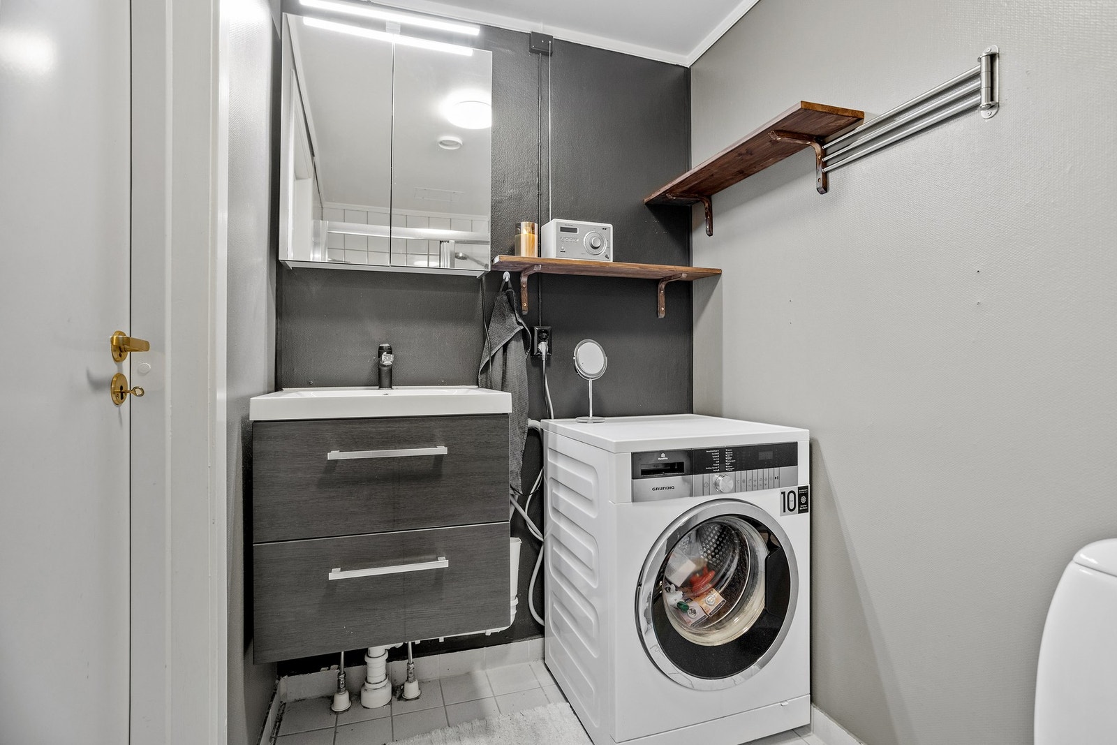 Flislagt gulv med varme. Utstyrt med WC, servantskap, dusjnisje og opplegg for vaskemaskin. Galleribilde