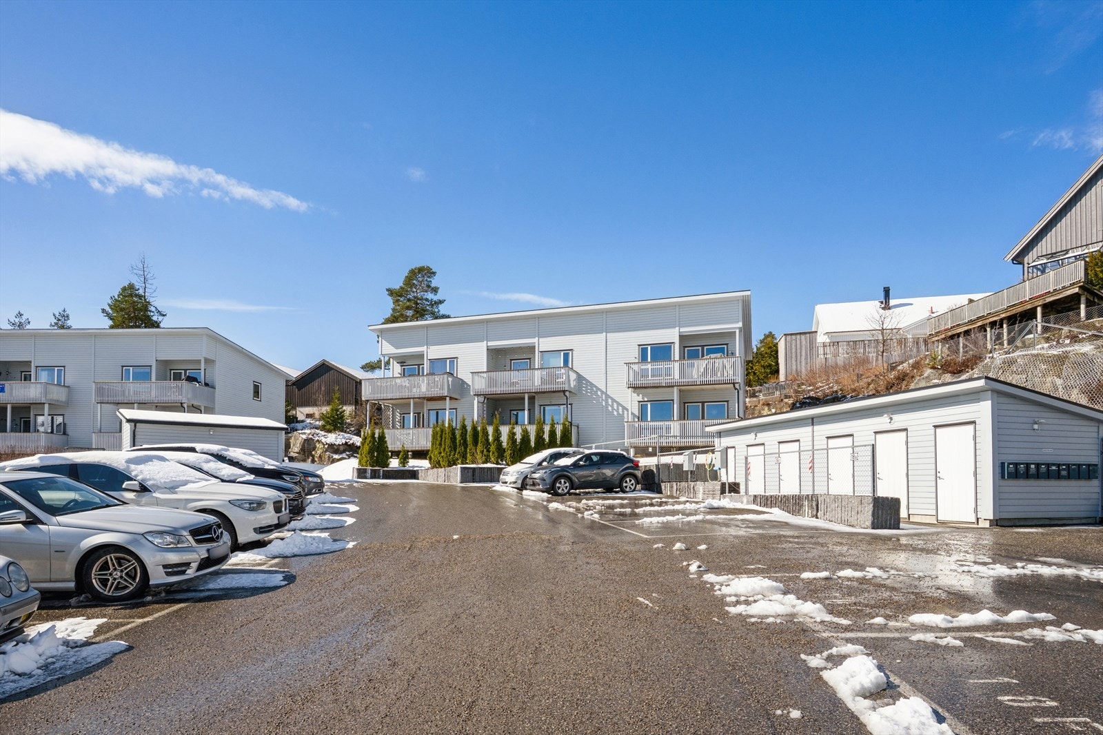 Beliggende i et rolig og etablert nabolag på Borgen, med nærhet til skog og mark. Galleribilde