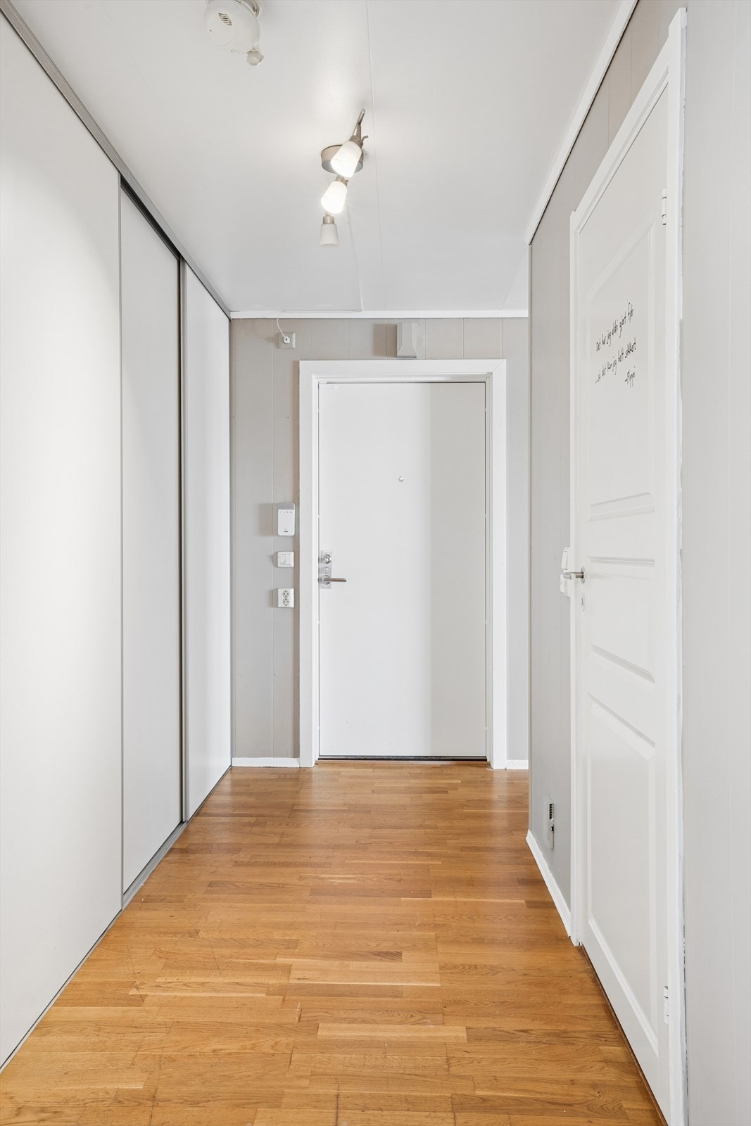Gangen har parkett på gulvet. Galleribilde