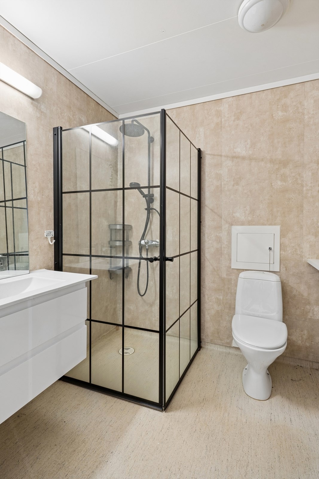 Badet er fra byggeåret og har varmekabler i gulvet for økt komfort. Galleribilde