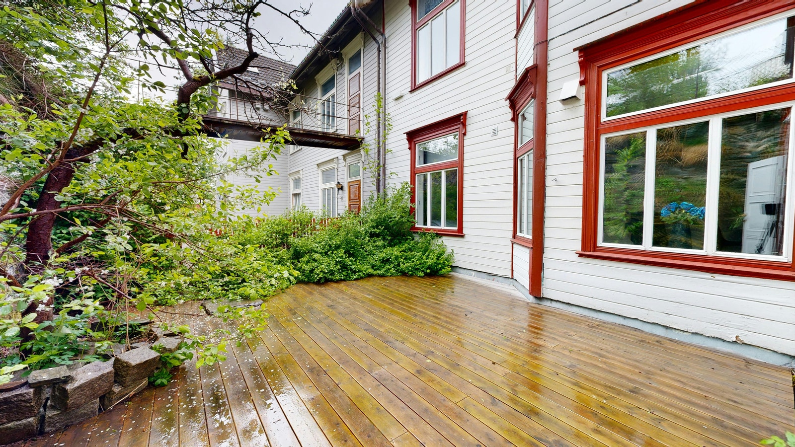 Flott, stor, terrasse i bakgård. Galleribilde