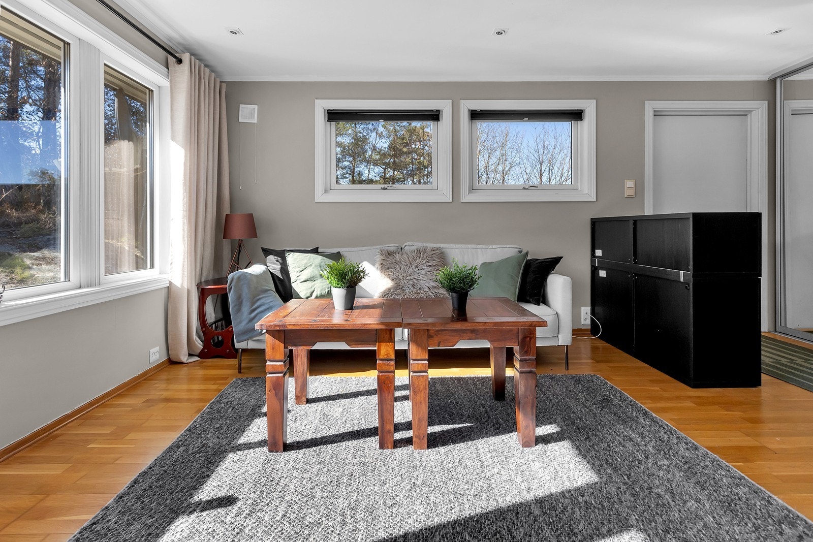 Stuen har god plass til sofakrok. Galleribilde