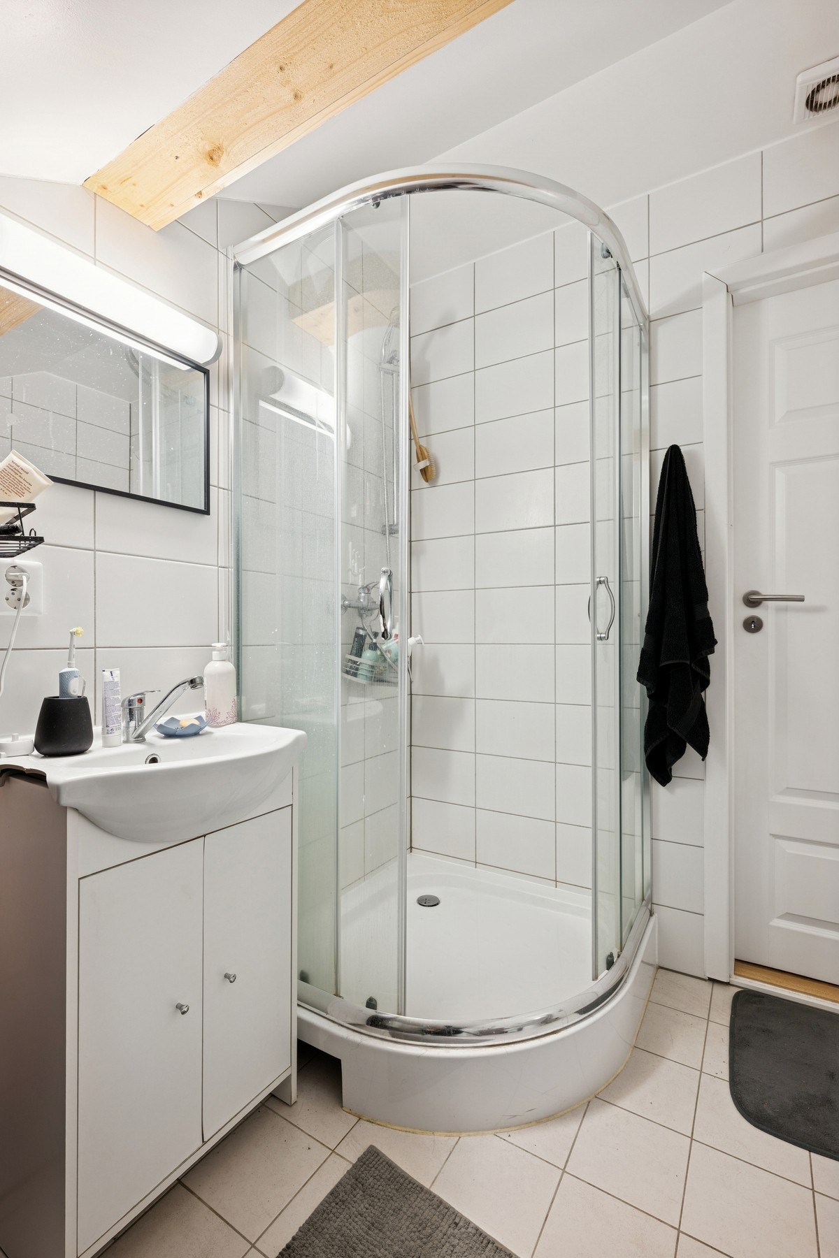 Utstyrt med dusjkabinett, klosett, servantinnredning og opplegg for vaskemaskin. Galleribilde