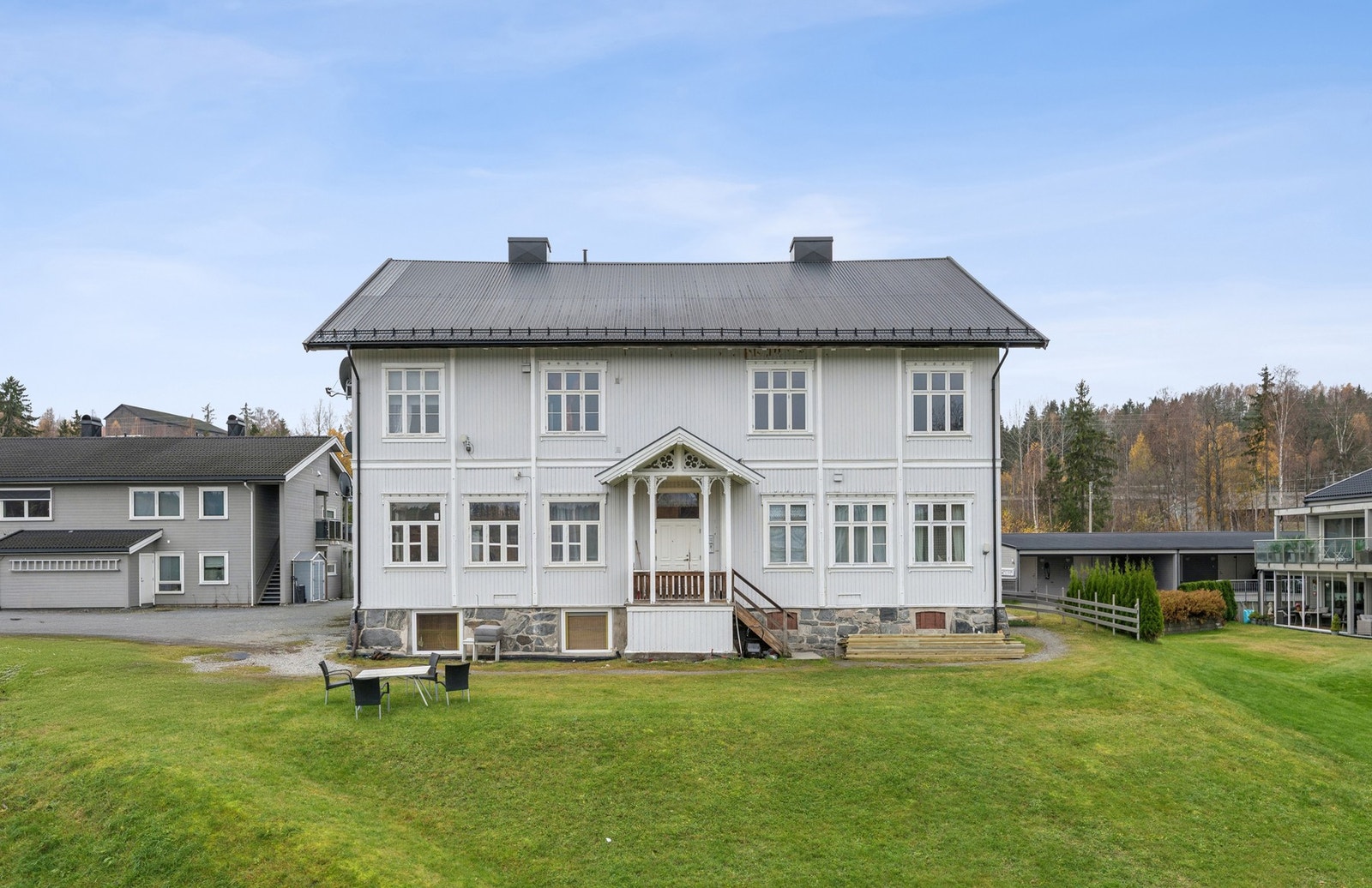 På sameiets fellestomt er det fine grøntarealer og godt med parkeringsplasser til alle beboerne. Galleribilde