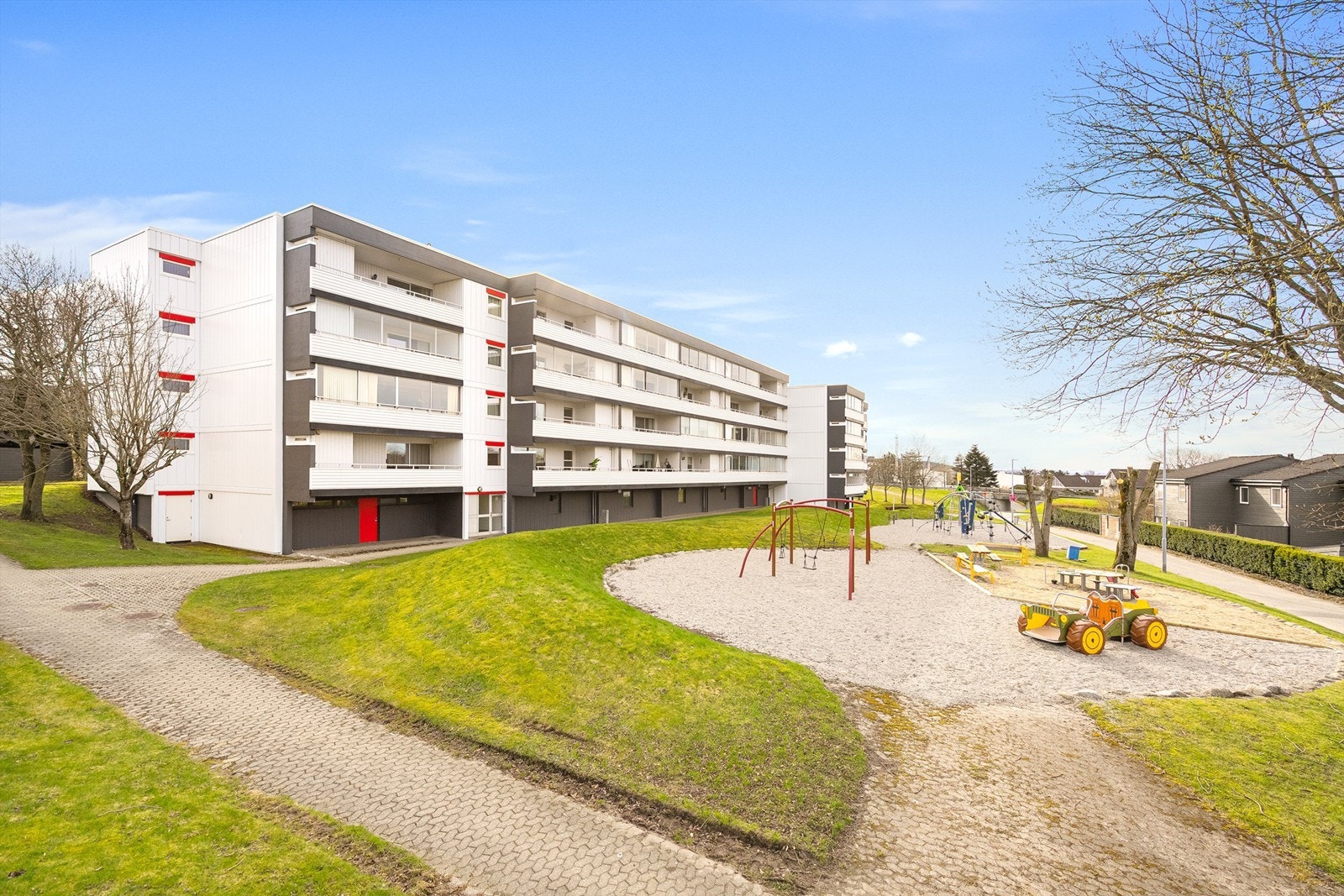Leiligheten ligger i 2.etg fra fellesområdet og i 1.etg fra inngangsparti. Galleribilde