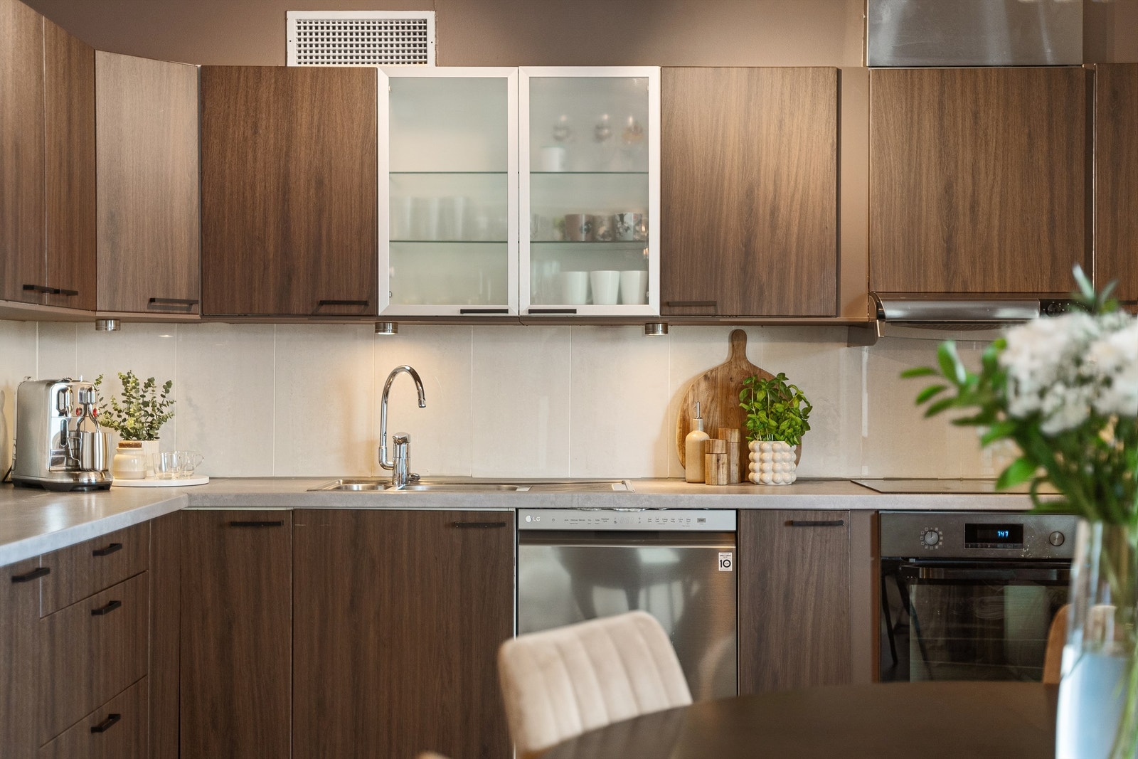 Kjøkken er fra IKEA og har blitt oppgradert både av tidligere eier og dagens eier.Det er blitt byttet benkeplate, steketopp,
komfyr og vask. Nåværende eier har malt innsiden på frontene og foliert utsiden. Galleribilde