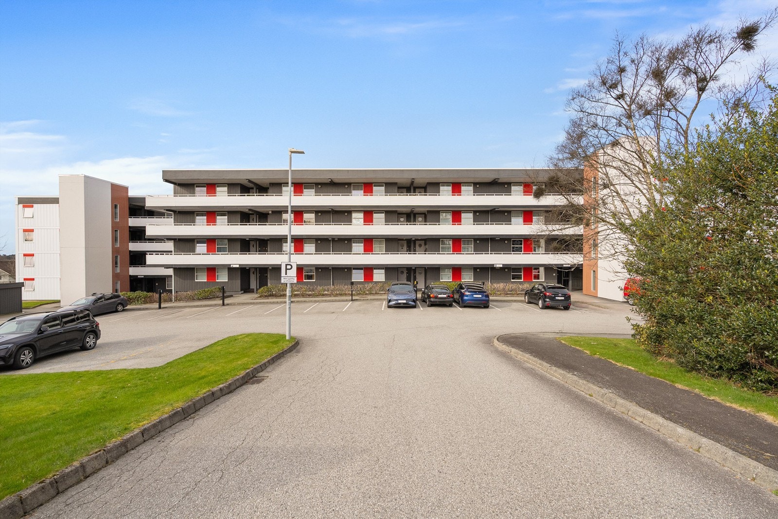 Parkering like utenfor blokken og mulighet for el-bil lading. Galleribilde