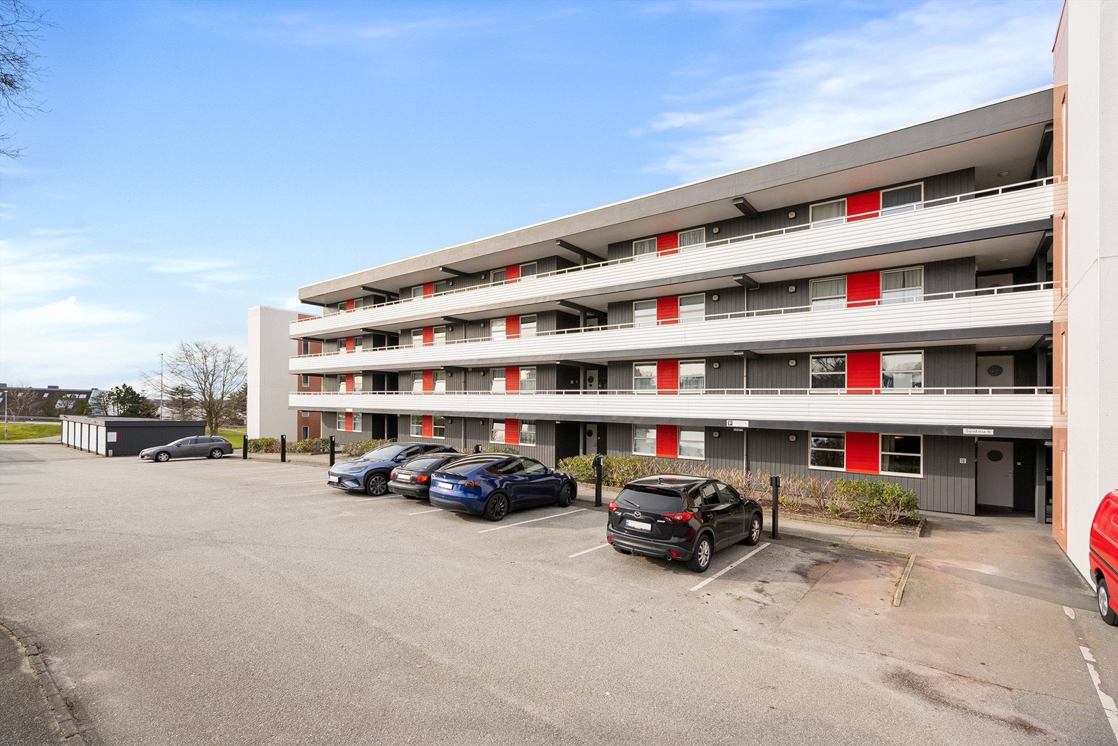 Parkeringsplass utenfor blokken. Galleribilde