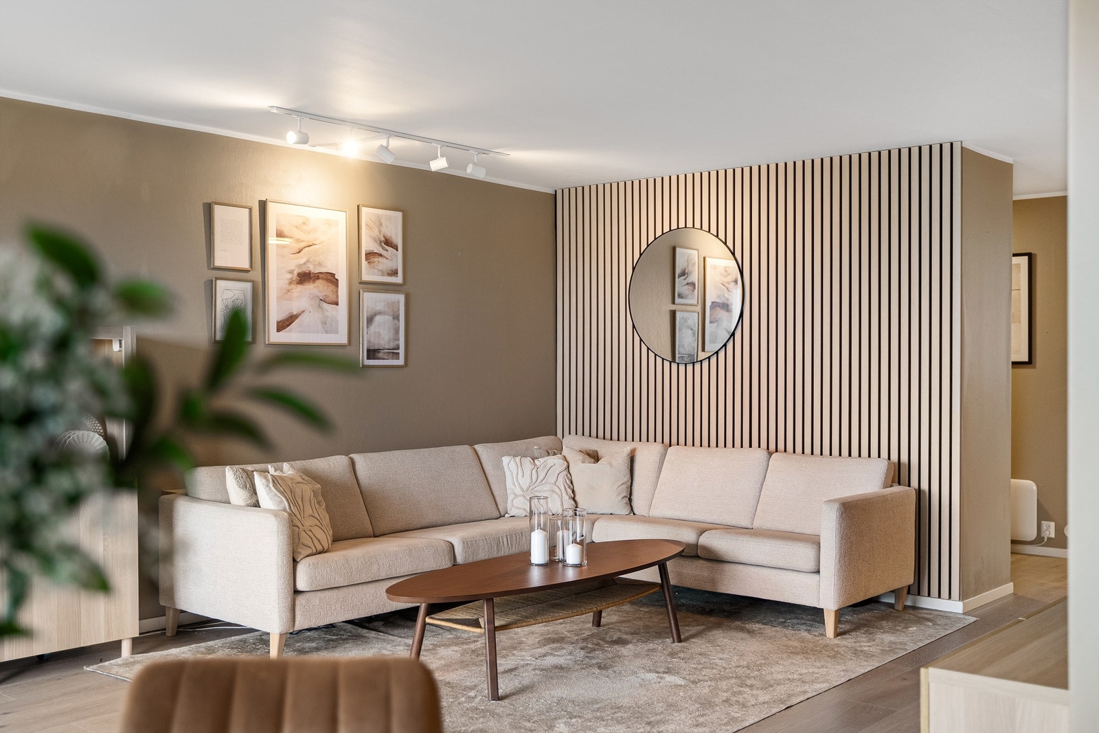 Vegger er i en moderne og fin fargetone, det er satt opp spilevegg på den ene kortveggen og det er fin laminat på gulv. Galleribilde