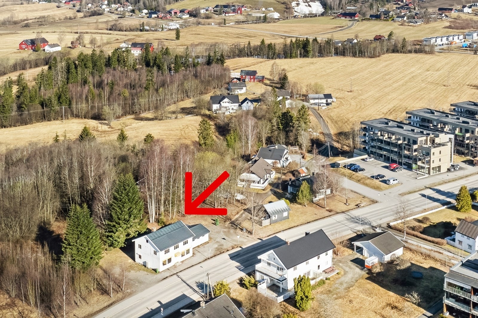 Kombinasjonsbygg med næring i hovedetasjen og leilighet i 2. etasje. Galleribilde