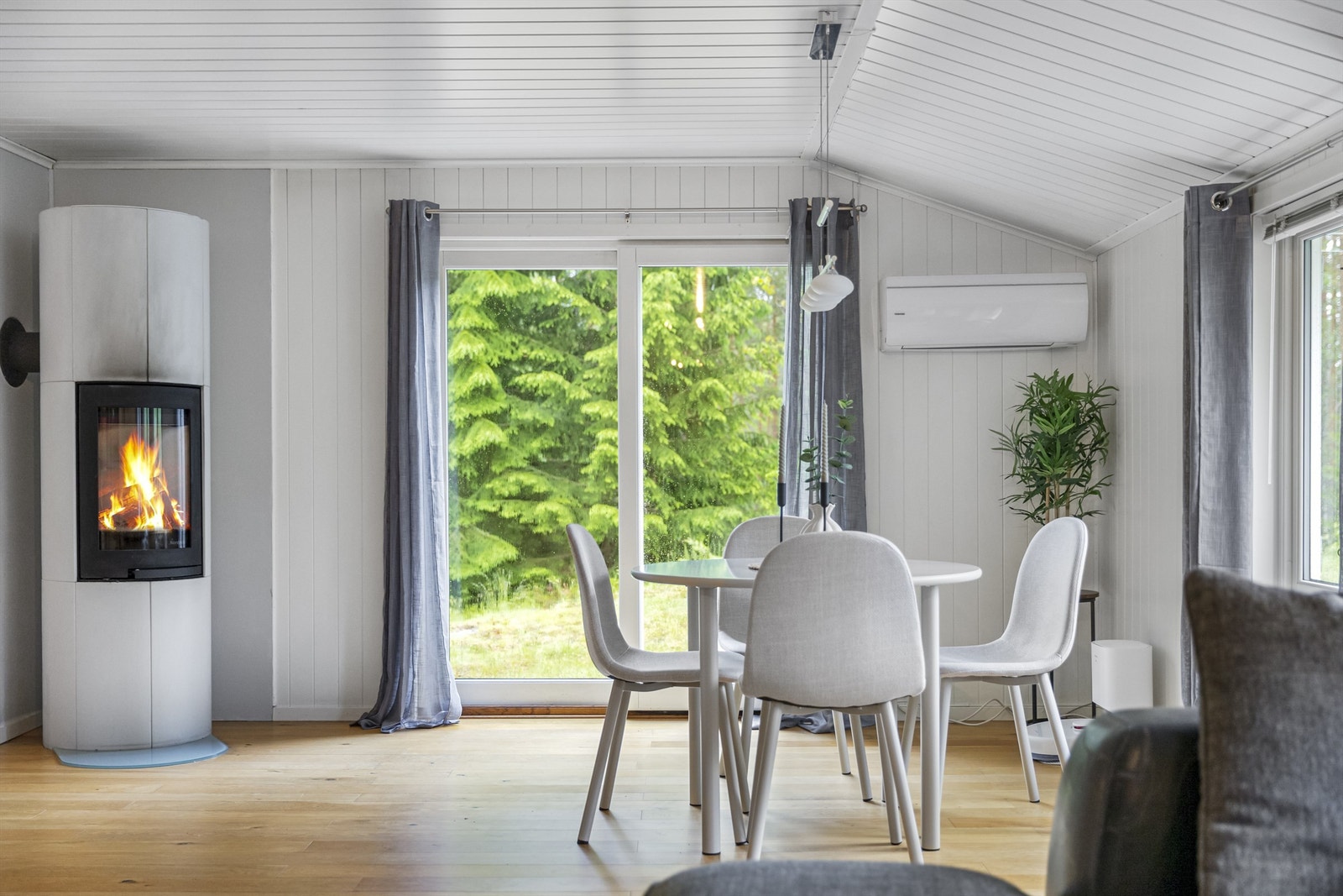 Utgang til veranda fra stue/spisestue. Det er også terrasse ved inngangsparti og balkong med utgang fra soverom i 2 etasje. Galleribilde