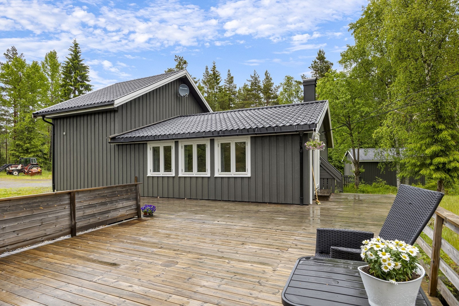 Uteområdet består av veranda/terrasesareal, hage og gruslagt innkjørsel Galleribilde