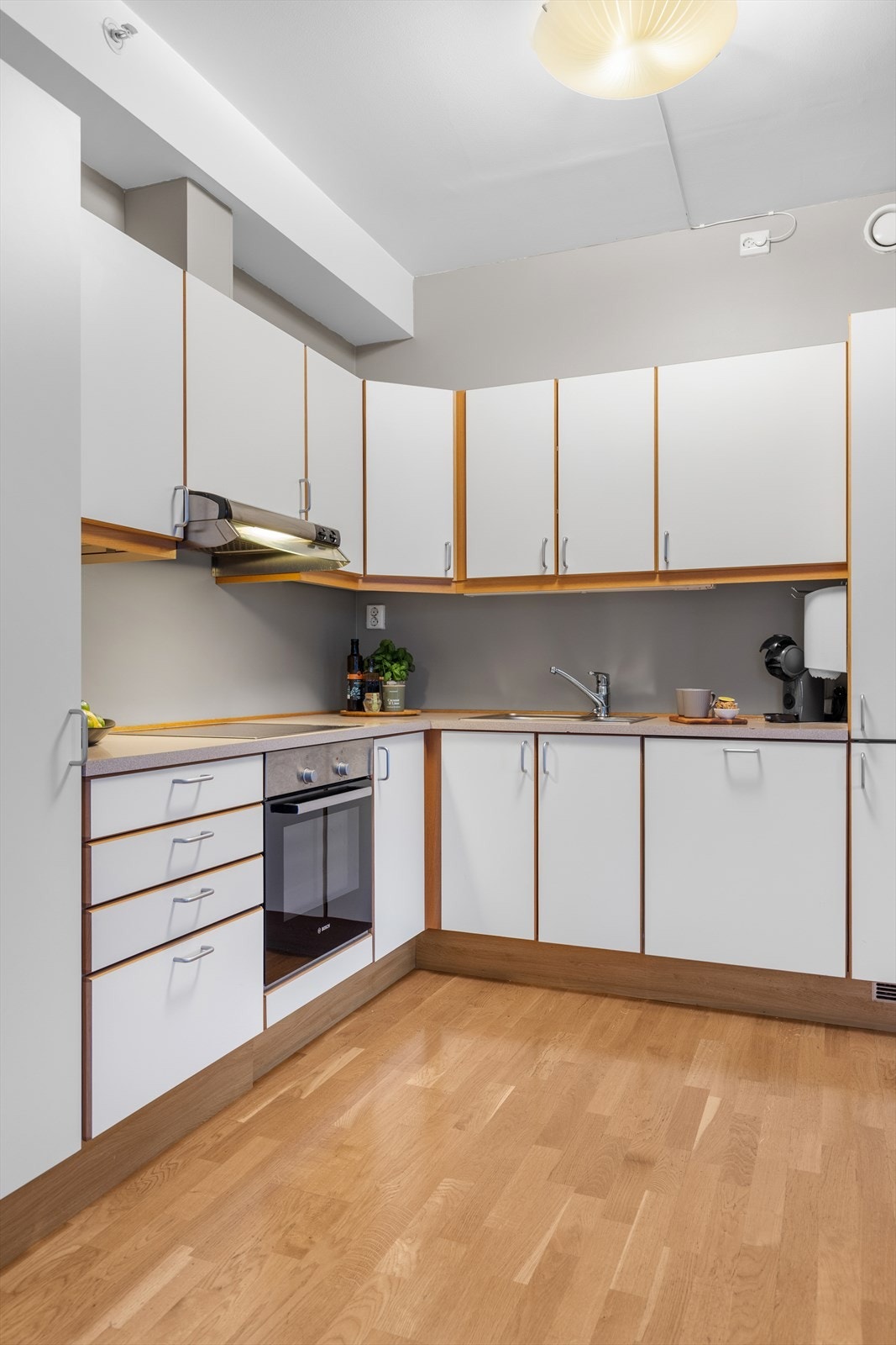 Innredningen består av glatte fronter, benkeplate i laminat, integrert koketopp, stekeovn, oppvaskmaskin og kjøleskap med frysedel. Galleribilde