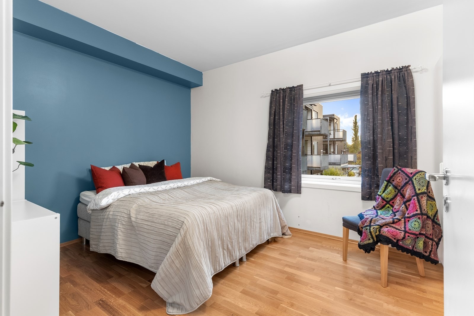 Hovedsoverommet har et areal på hele 13 m² med god plass til dobbeltseng, stor garderobeløsning og annen møblering etter eget ønske. Galleribilde