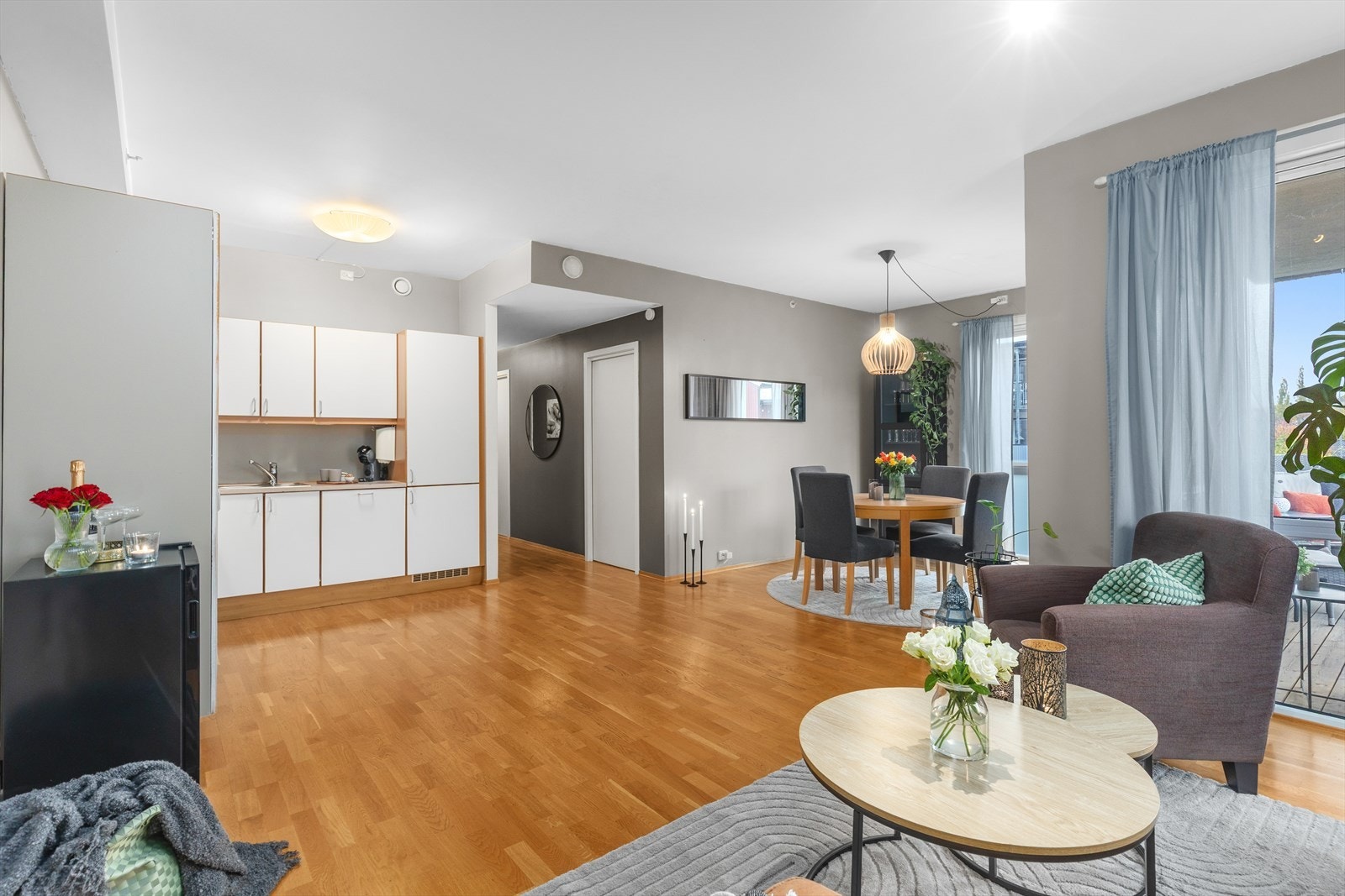 Leiligheten strekker seg over 78 m² BRA-i, med store rom, raus takhøyde og praktisk planløsning. Galleribilde