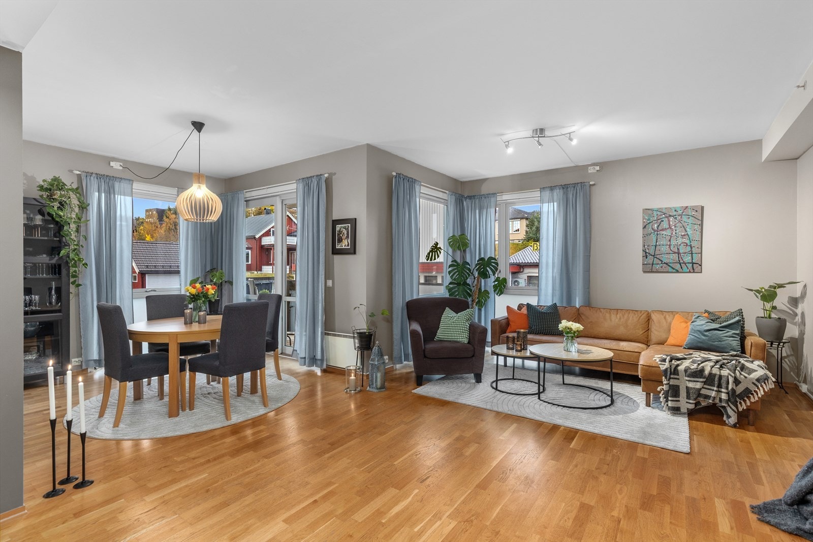 Velkommen til Dalgårdvegen 1A - en stor 3-roms leilighet fra 2009 med gjennomgående god standard, parkering i p-kjeller og attraktiv beliggenhet med kort vei til "alt". Galleribilde