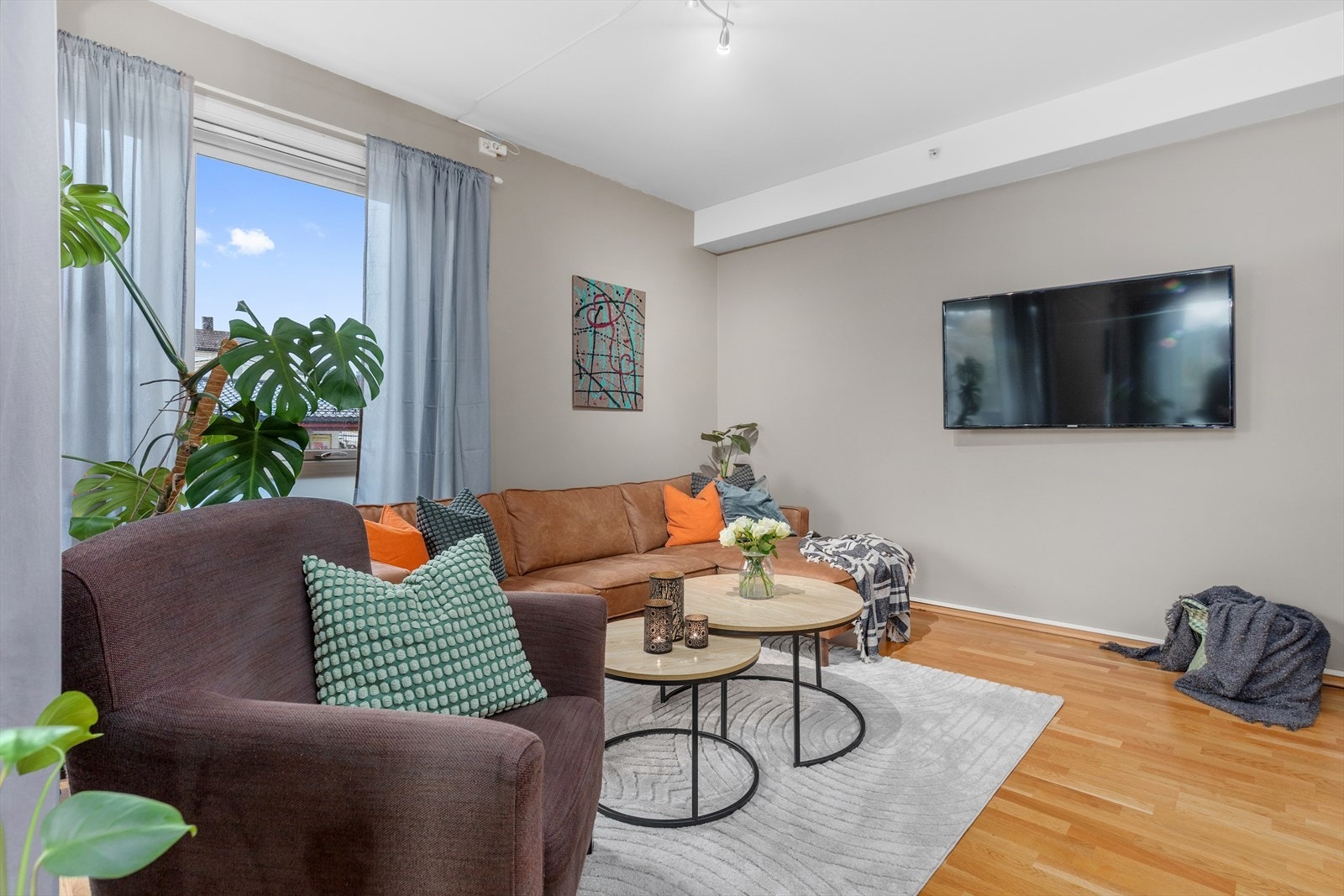 Stue og kjøkken ligger i åpen løsning på 36 m², og opplevels lys, med store vindusflater som er vurdert til TG1 av takstmann. Galleribilde