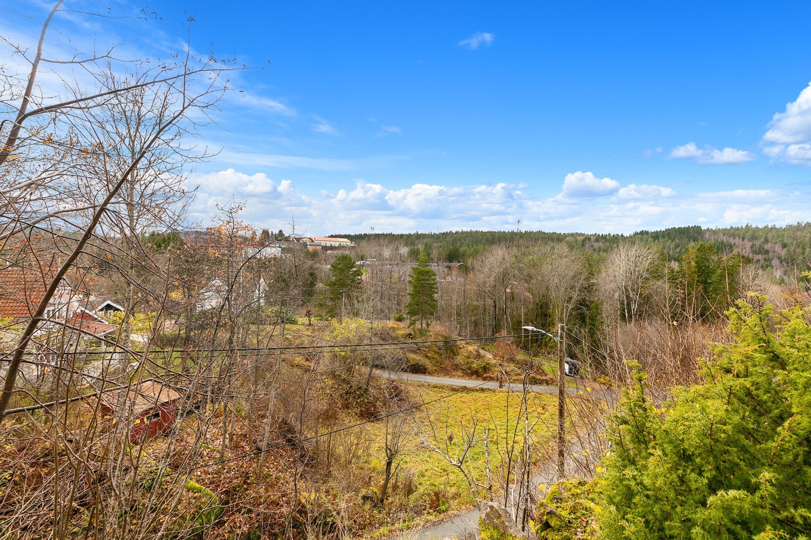 Eiendommen ligger med flott utsyn over nærområdet. Galleribilde