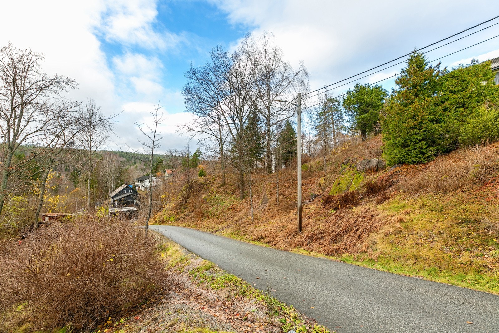 Eiendommen ligger med gangavstand til skoler. Også ny skole som skal bygges. Galleribilde