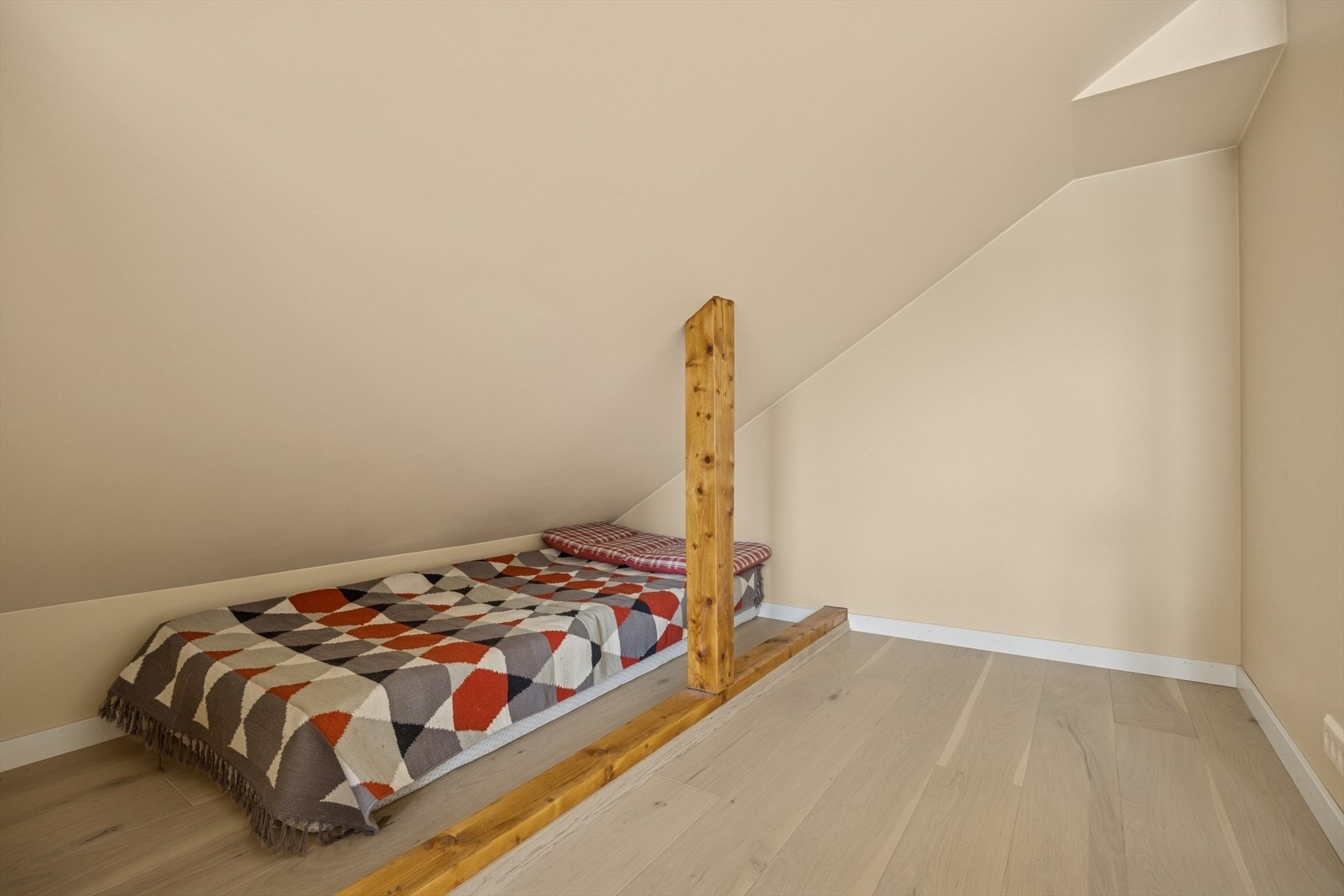 Loftstuen er et kjærkomment rom som kan passe ypperlig som ekstra stue, hjemmekontor og/eller gjesterom. Galleribilde