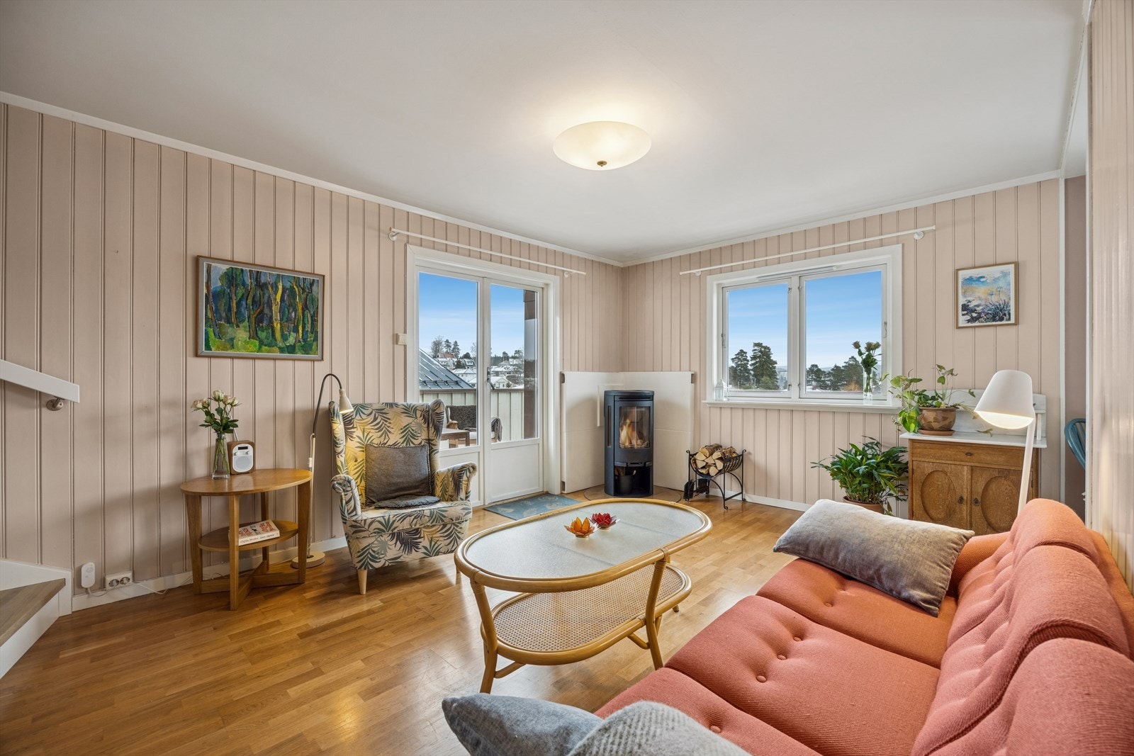 Romslig stuedel med store vinduer som slipper inn rikelig med naturlig lys. Galleribilde
