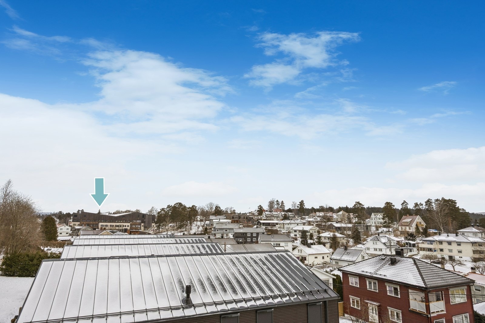Meget kort vei til Munkerud skole som kan sees fra boligen! (Vinter) Galleribilde