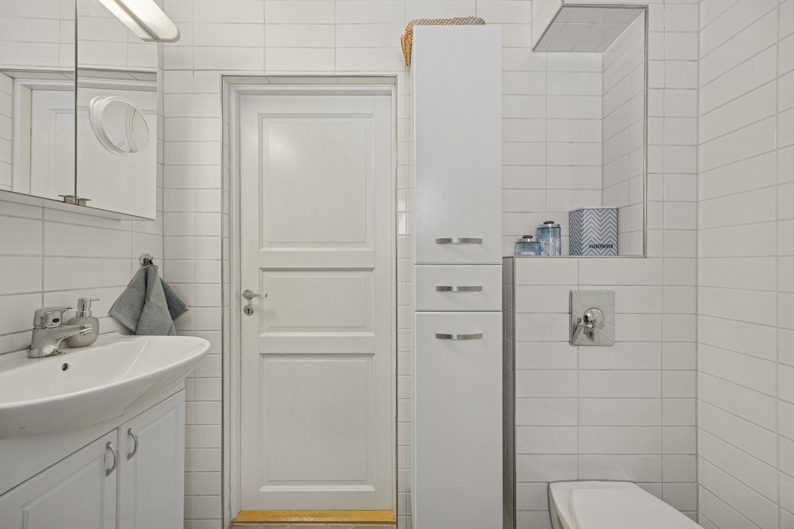 Rommet har innredning med nedfelt servant, veggmontert toalett, dusjvegger/hjørnedusjhjørne med svingbare dører, og veggmontert wc. Galleribilde