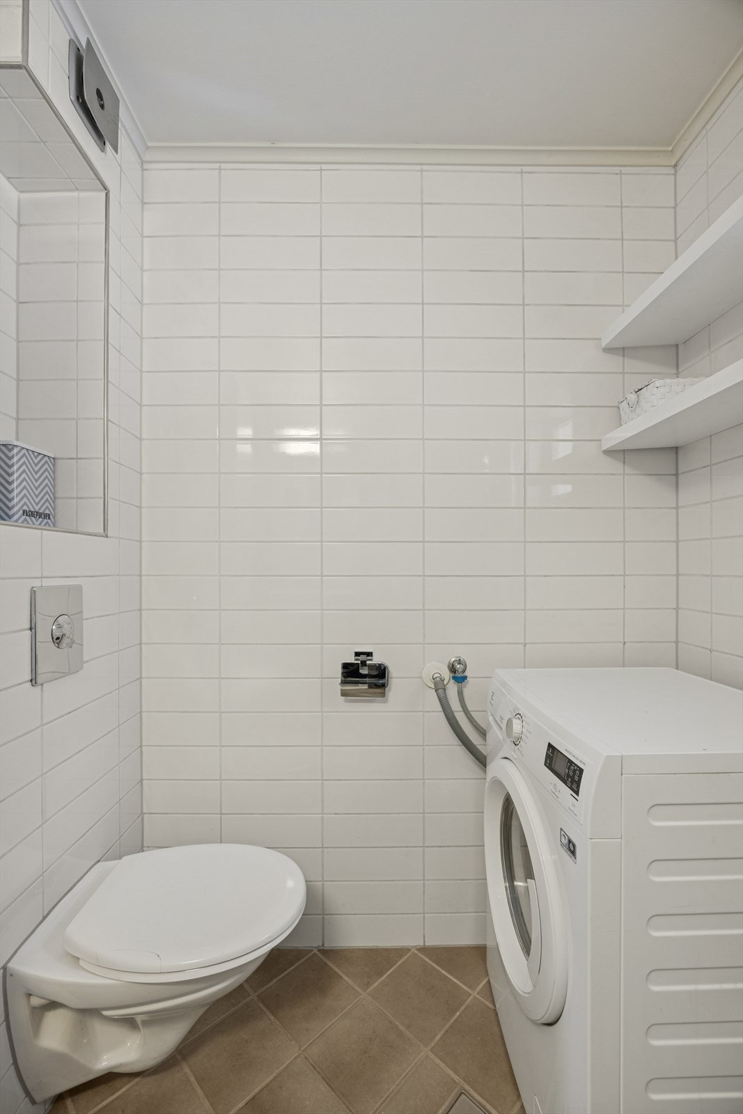 Badet har opplegg for vaskemaskin og tørketrommel. Galleribilde