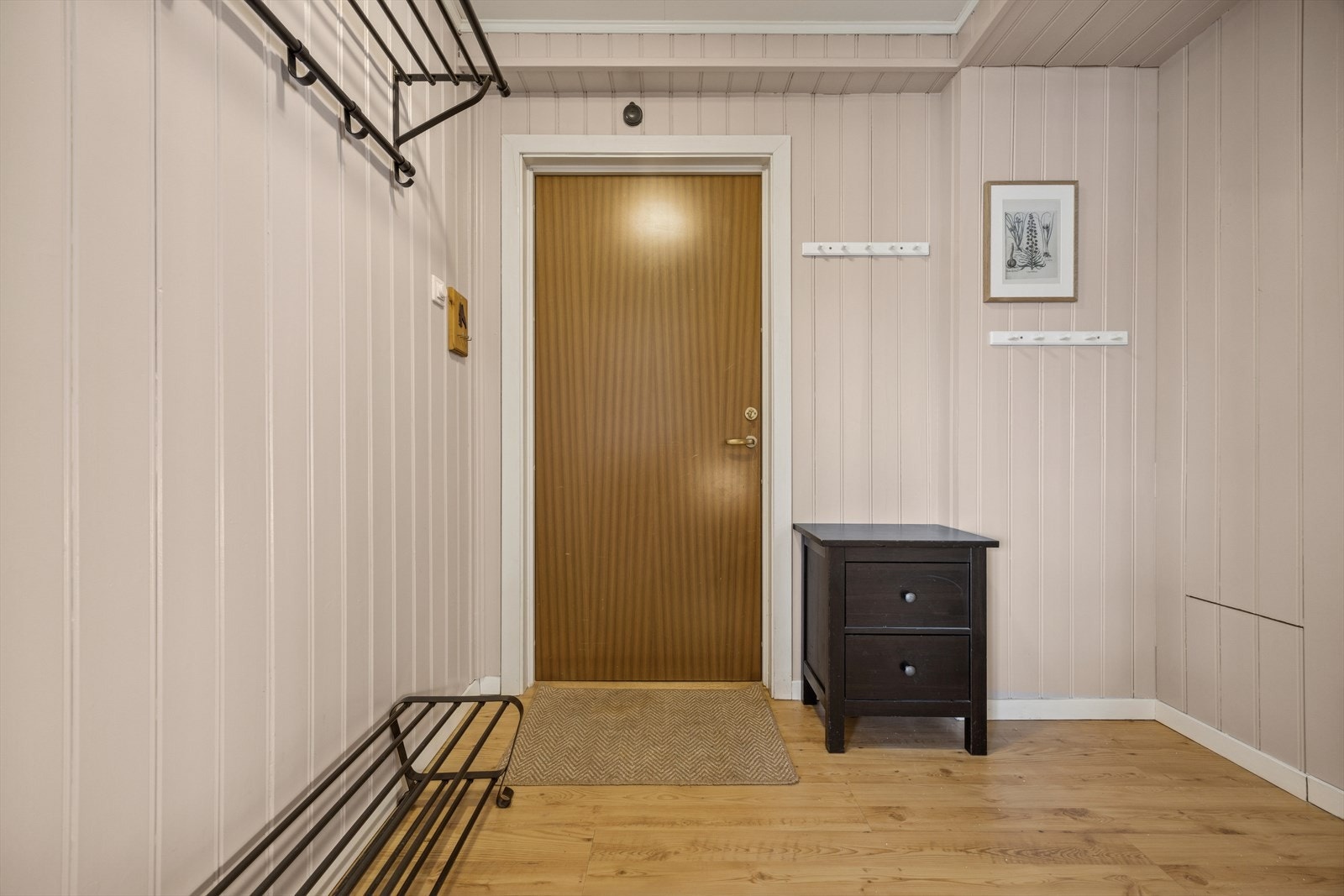 Lys og romslig gang. Det er god plass til å henge fra seg yttertøy og sette fra seg sko før man går videre inn i boligen. Galleribilde