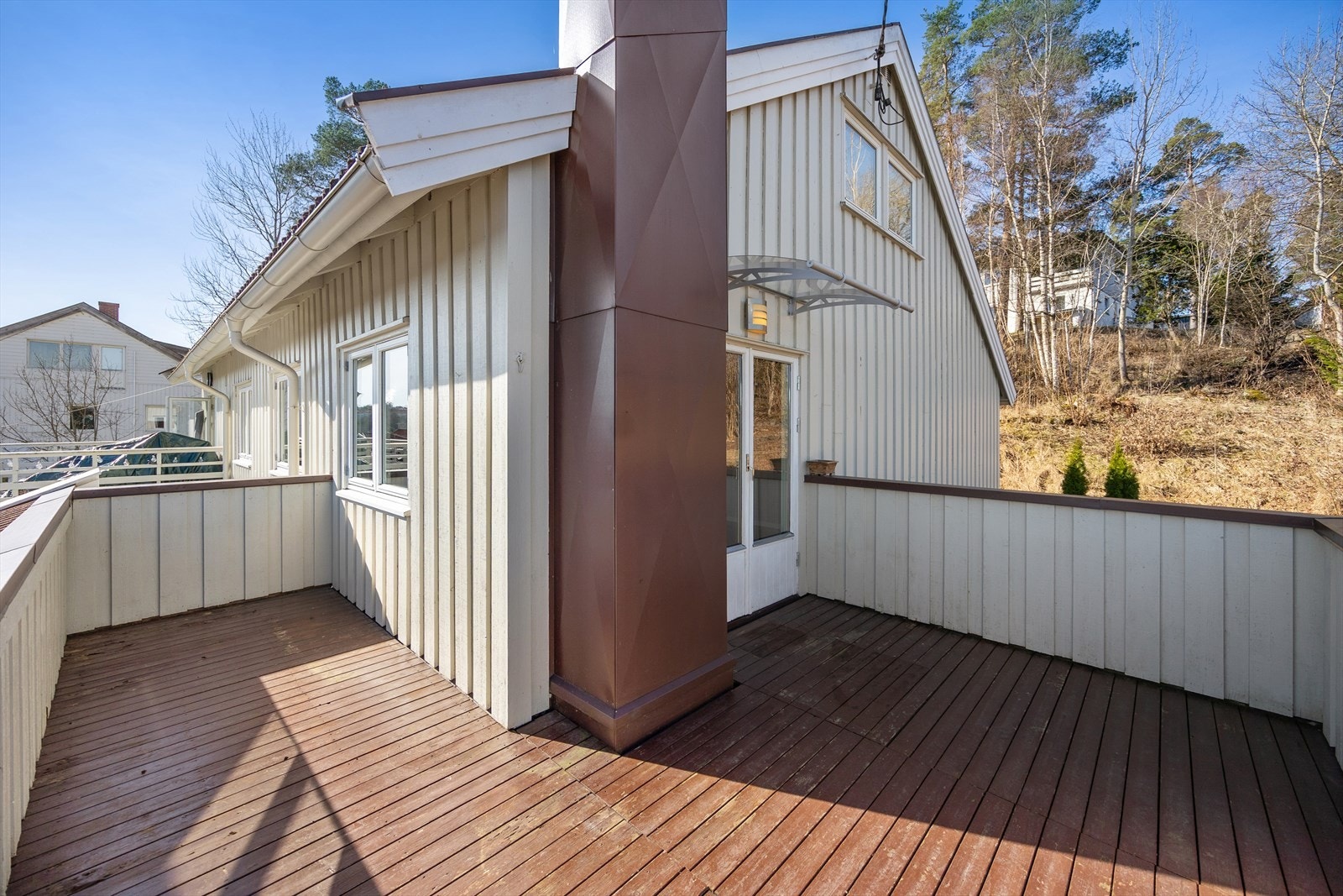 Fra stuen kommer du videre ut til en stor, solrik og utvidet terrasse på ca. 16 kvm. Galleribilde