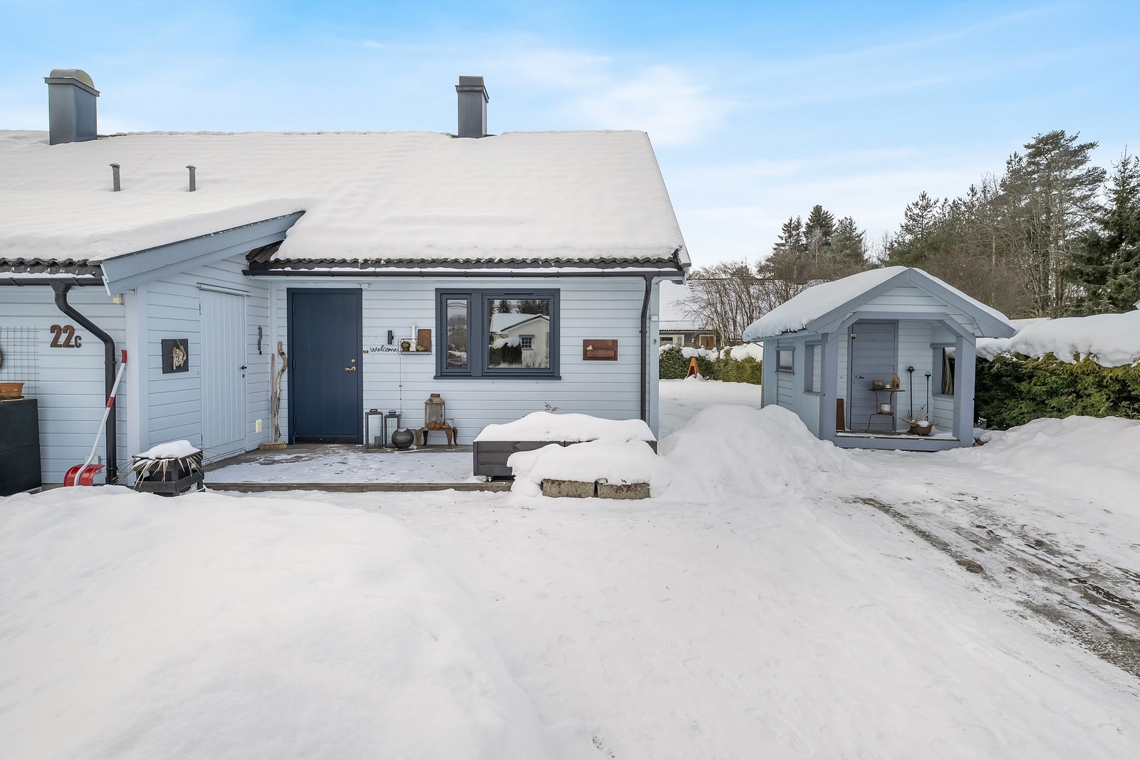 Boligen har et hyggelig inngangsparti med platting hvor du kan ha en liten sittegruppe, og det er adkomst til utebod ved inngangsdøren. Galleribilde