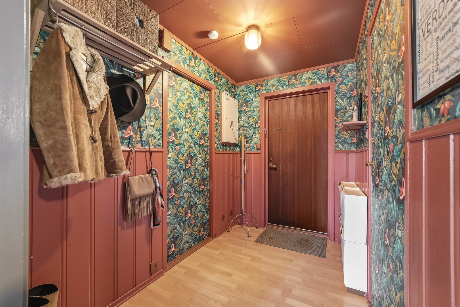 Entreen er romslig med plass til kles-hengløsninger, kommode og øvrig møblement. Fra entré er det adkomst til soverom og bad. Galleribilde