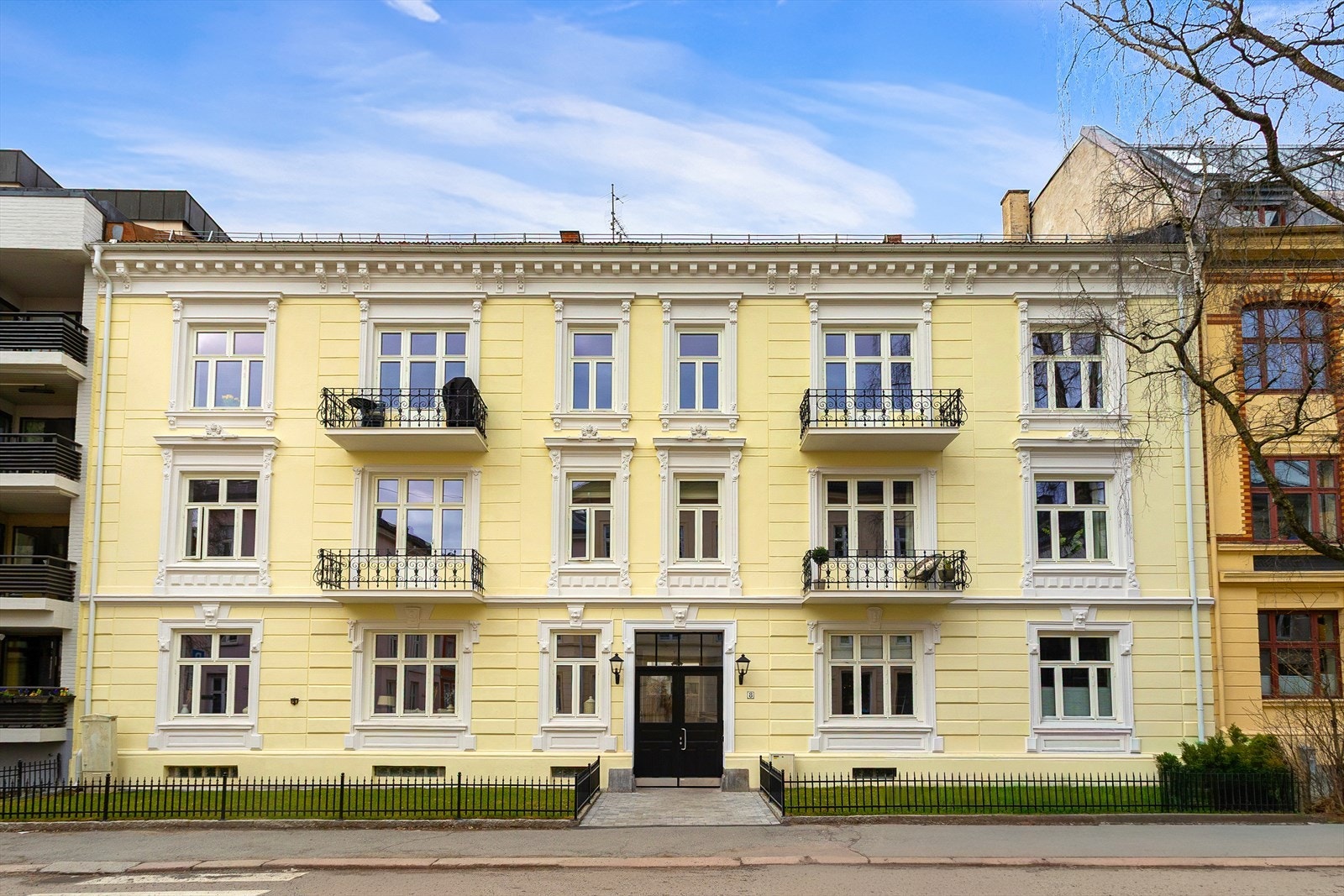 Lekker fasade og pene forhager. Galleribilde