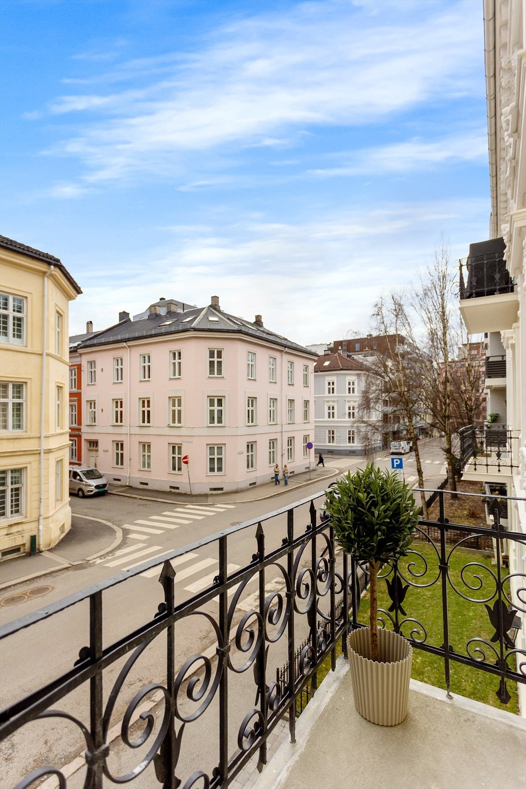 Her er det plass til hyggelig sittegruppe. Gode solforhold fra morgen og til utover ettermiddagen. Galleribilde