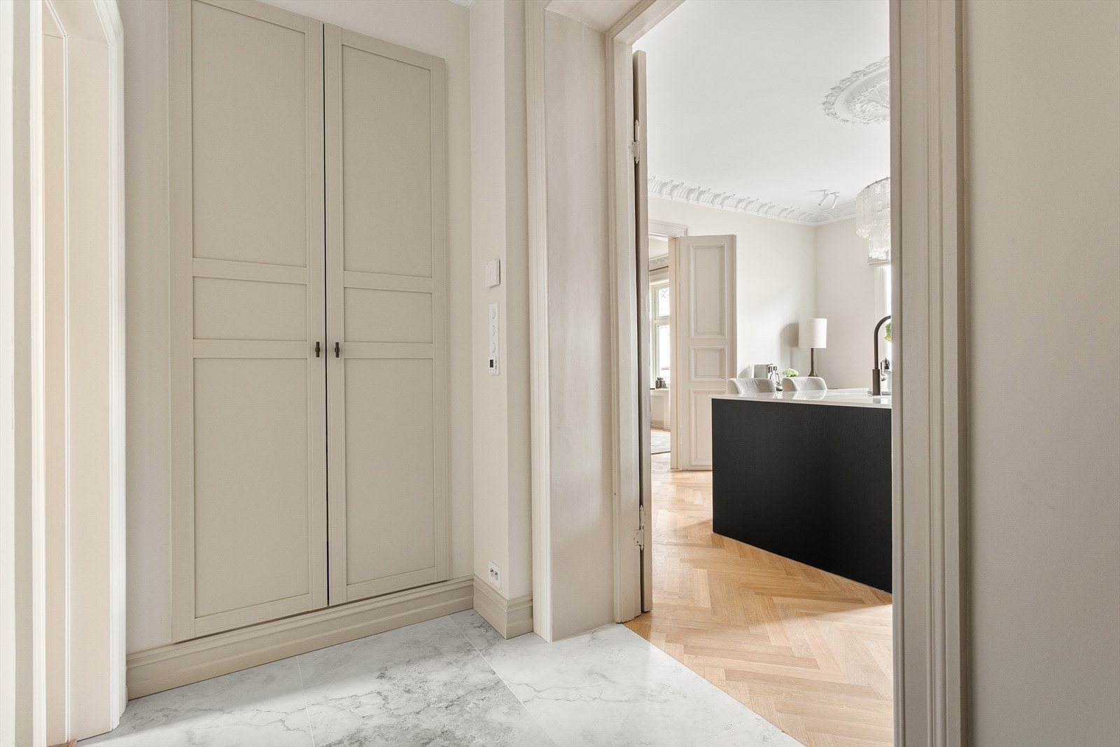 Romslig entré med innebygd skap. Galleribilde