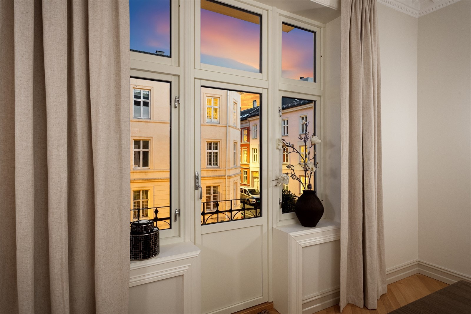 Fra spisestuen er det utgang til sør/østvendt balkong på ca. 3 kvm. Galleribilde