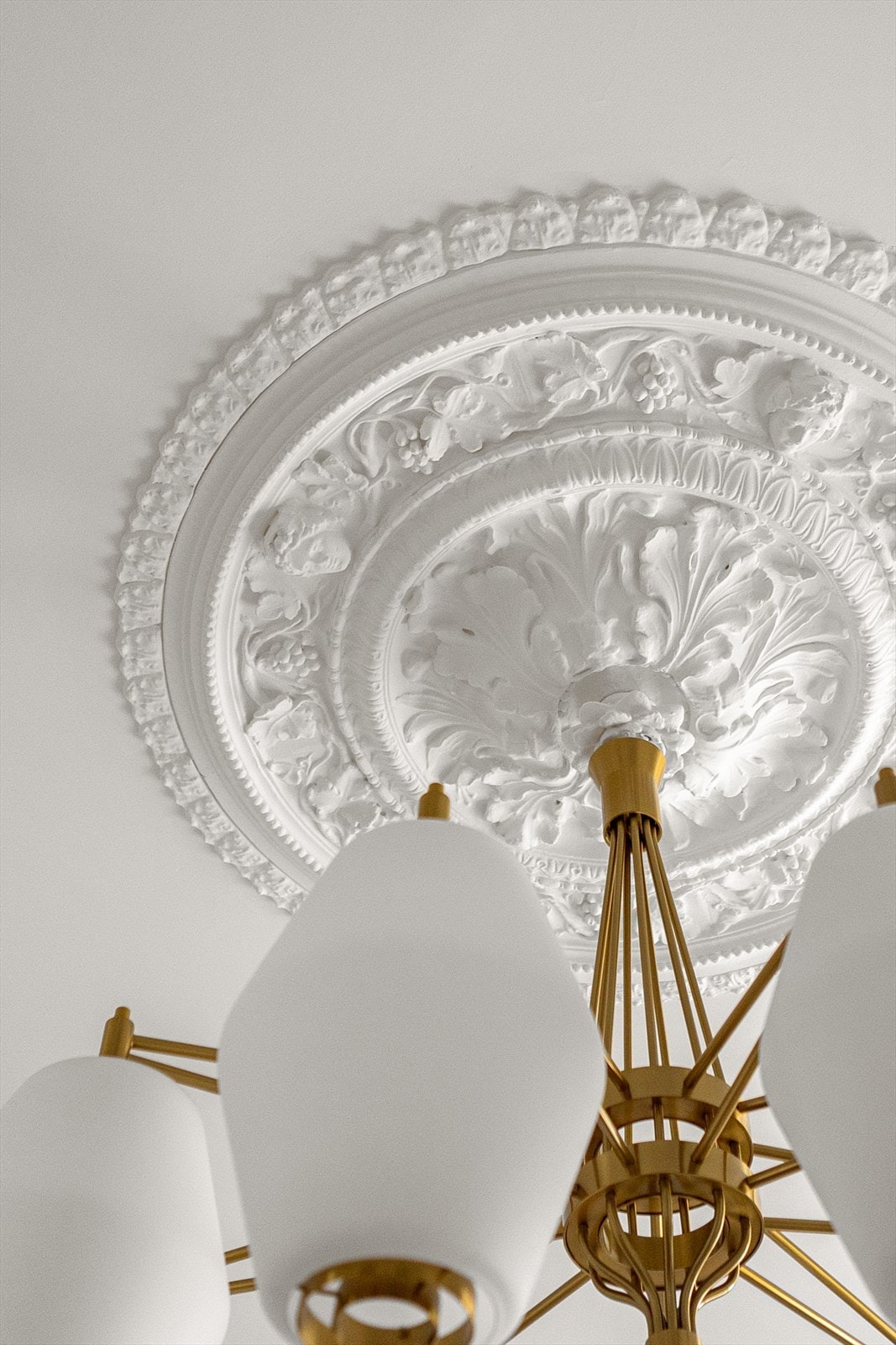 De klassiske detaljene er bevart og gir et veldig godt inntrykk. Lampe fra Northern, Dahl Chandelier. Galleribilde