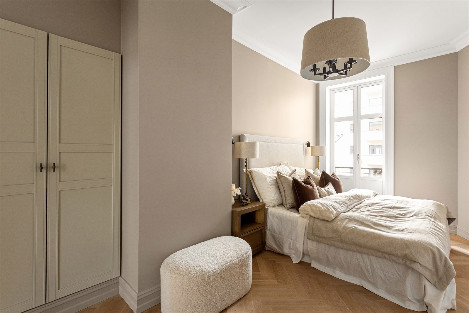 Hovedsoverom med garderobe, utgang til balkong og bad en-suite. Galleribilde