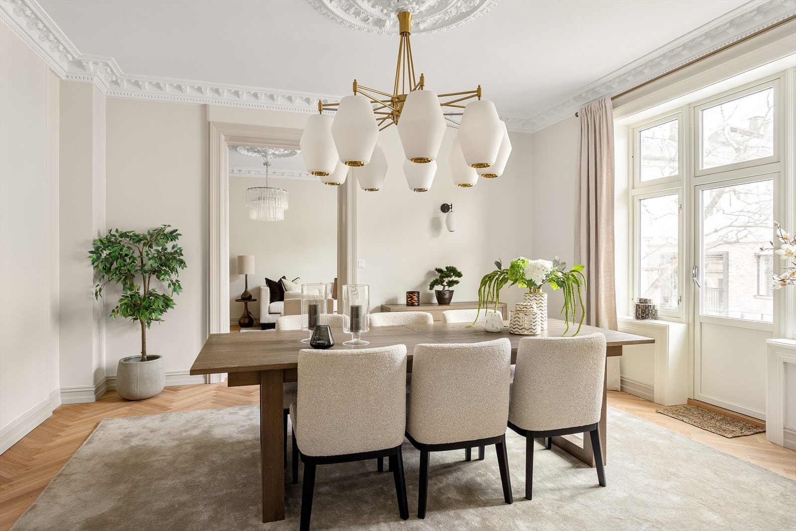 Med to stuer, separat kjøkken, to bad og to soverom, oppleves leiligheten romslig og gjennomgående. Klassisk lampe fra Northern, Dahl Chandelier og Dahl Wall. Galleribilde