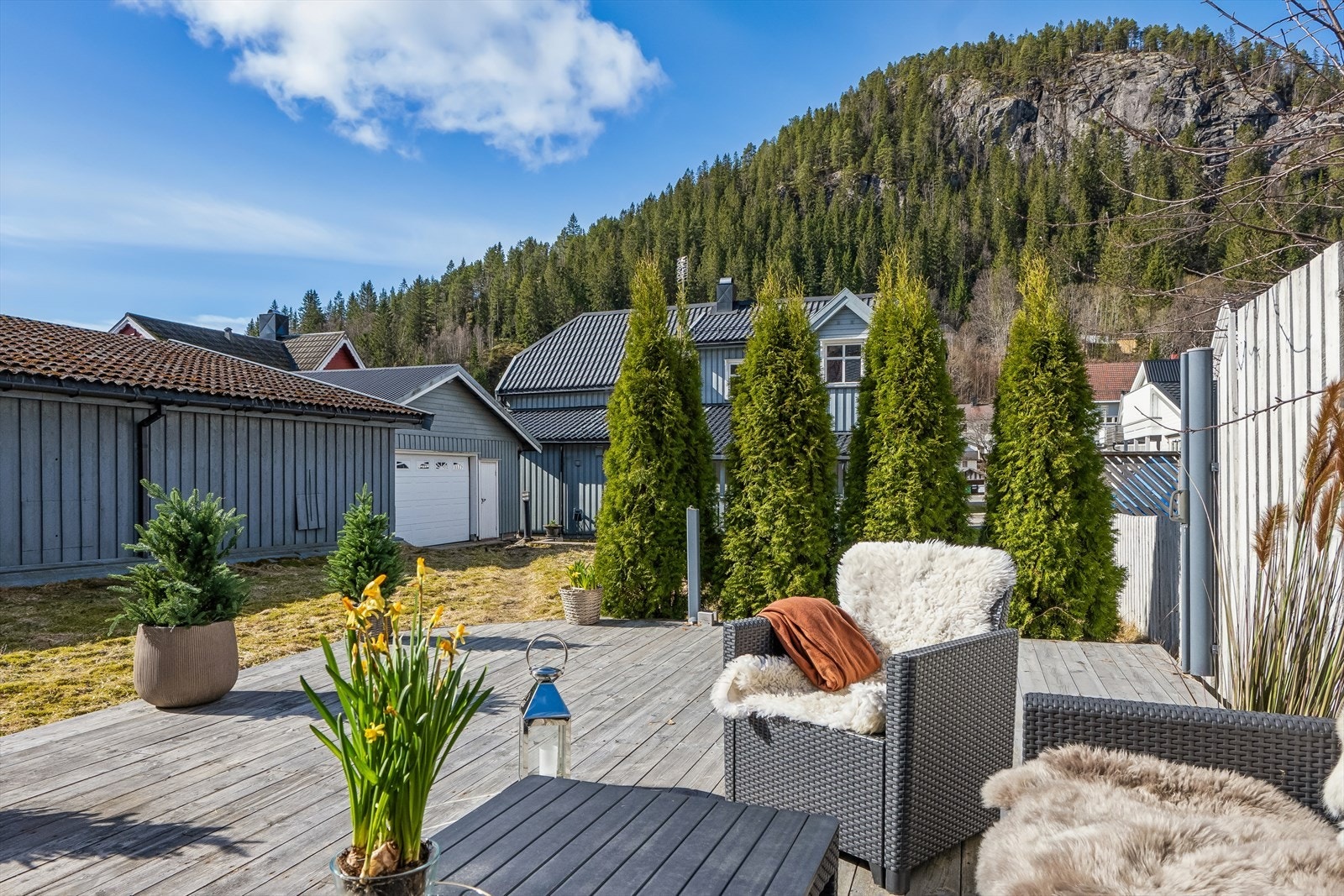 Eiendommen har en av Vika's største selveier tomter og har ett usjenert uteområde med bl.a. en koselig terrasse. Galleribilde
