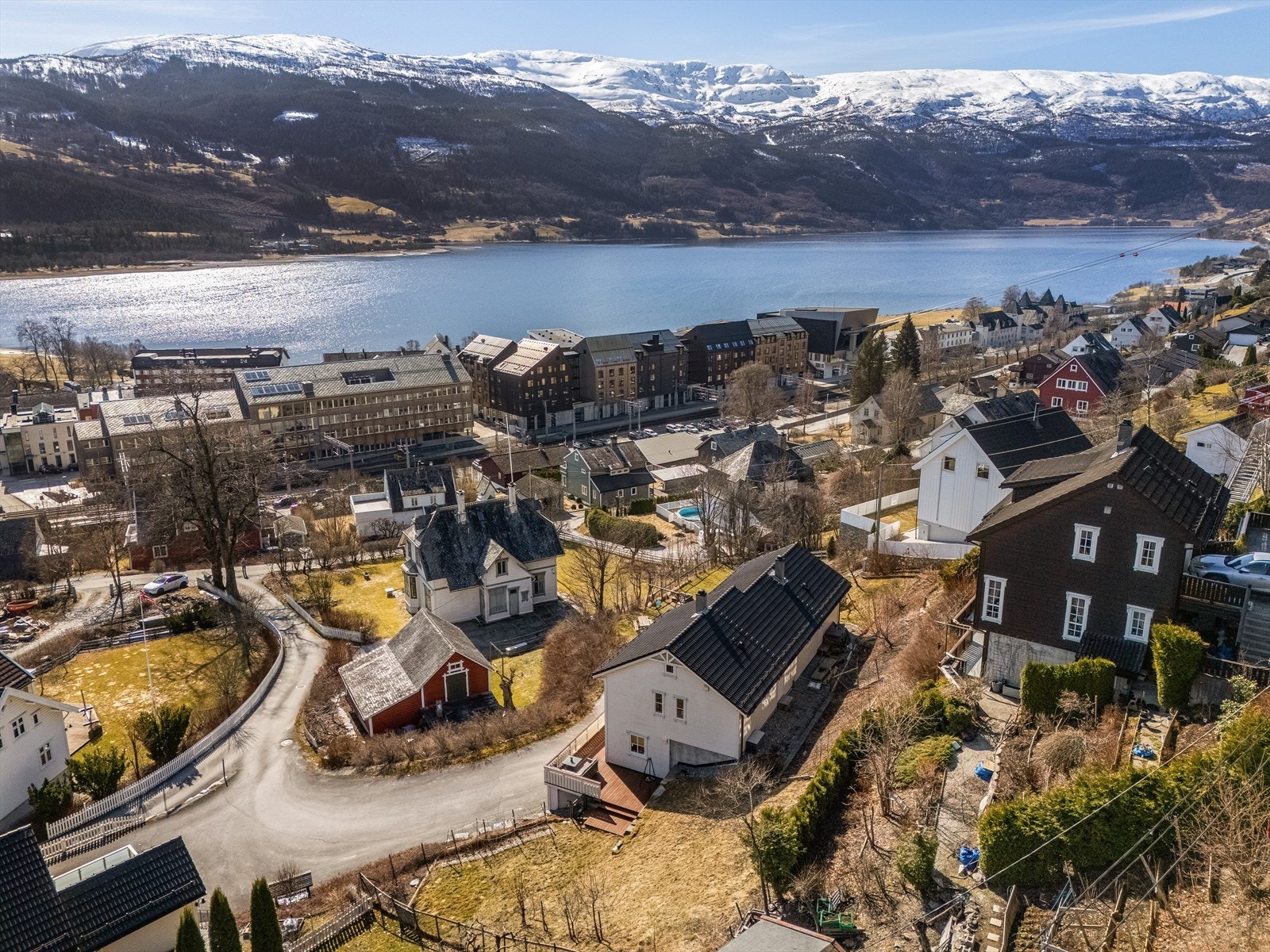 Rolig og barnevennlig beliggenhet i blindvei, i attraktive Ullestadvegen. Parkering i garasje og i eget tun. Galleribilde