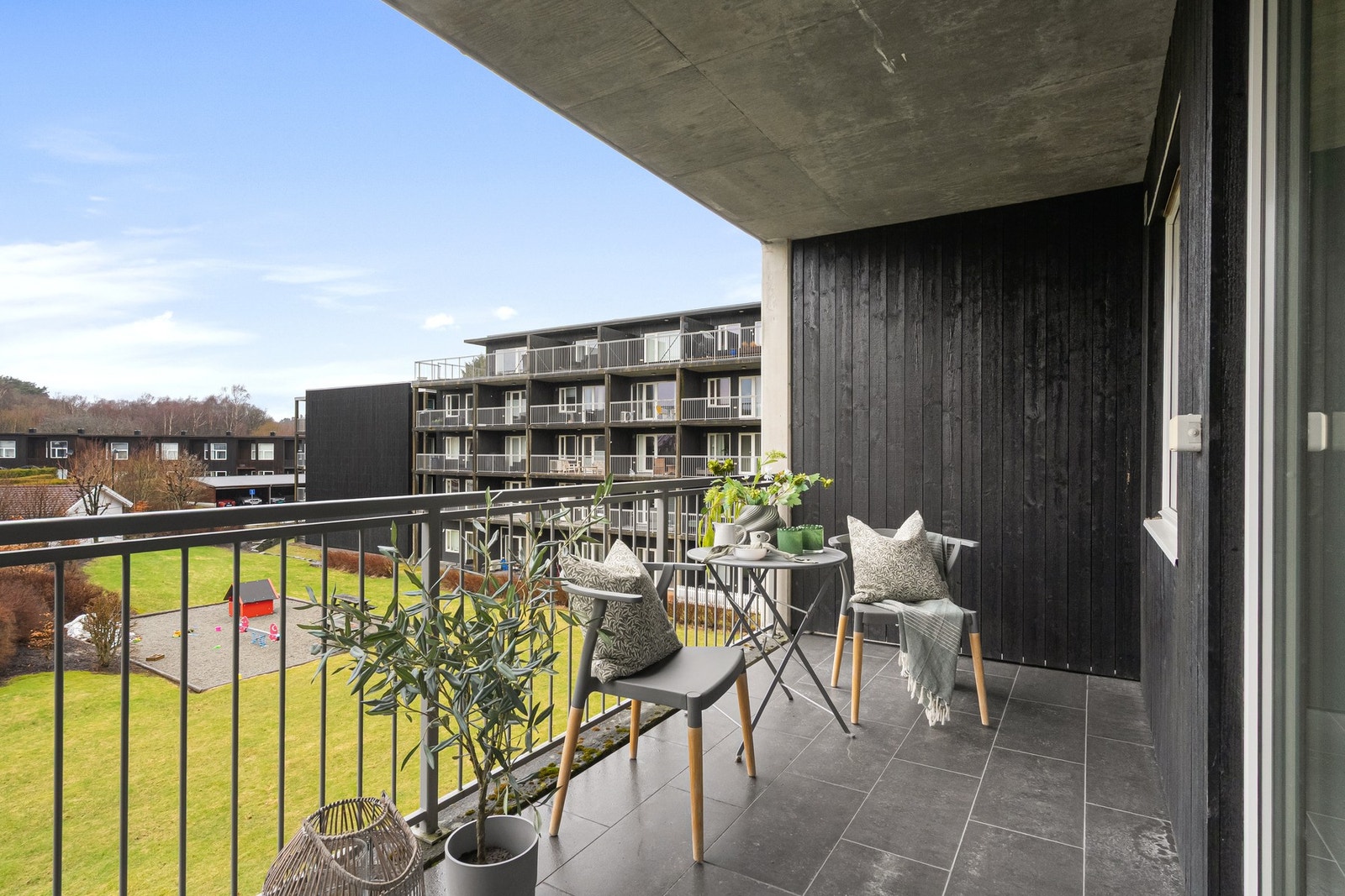 Overbygd balkong med ettermiddagssol Galleribilde