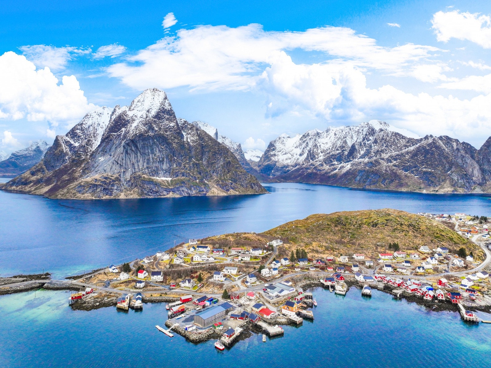 Med sin posisjon i et skrånende terreng, byr eiendommen på utsikt over den dramatiske naturen som omkranser Reinefjorden. Galleribilde