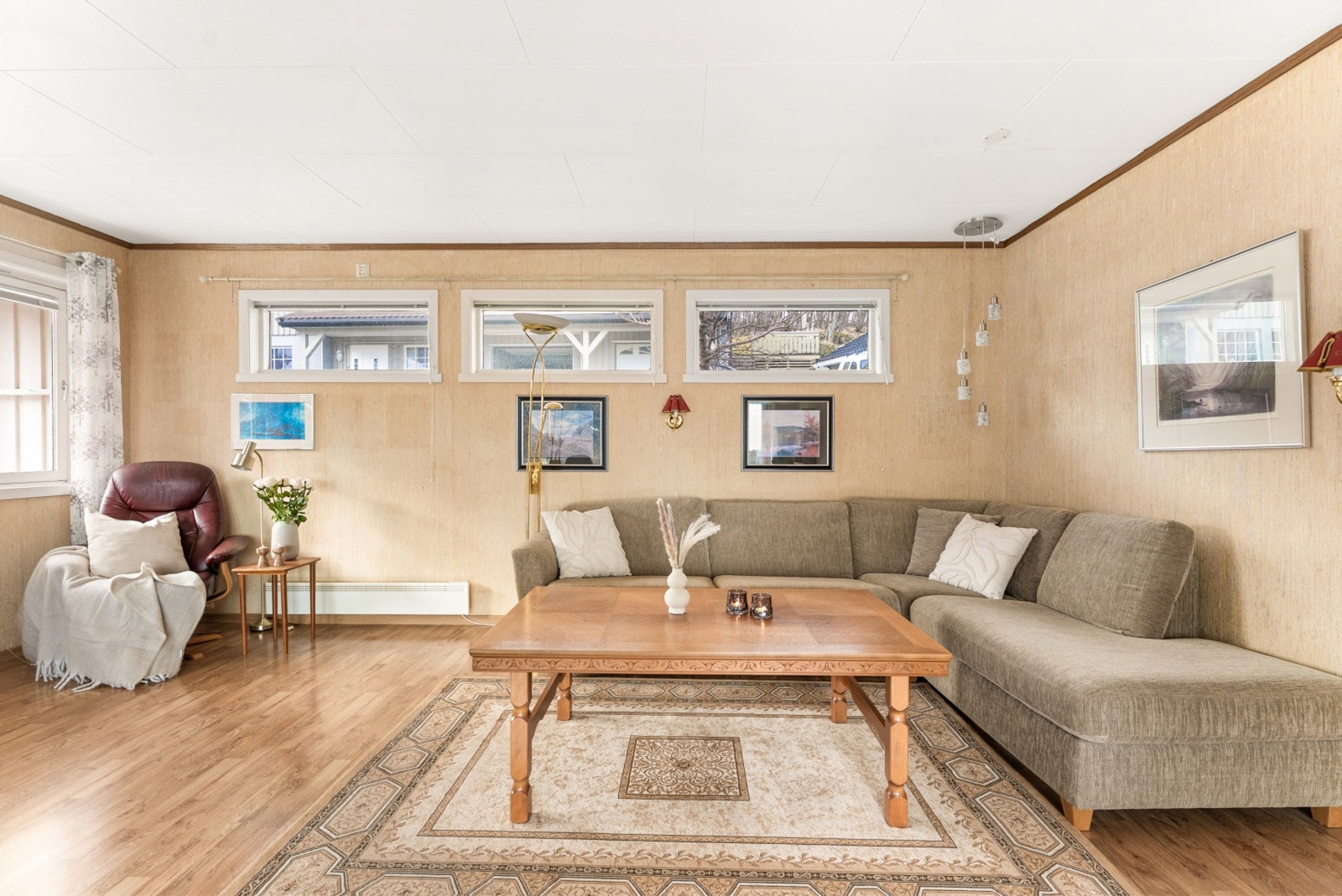 Stuen er generøst utformet med god plass til både en stor sofagruppe og et spisebord for sosiale sammenkomster. Galleribilde